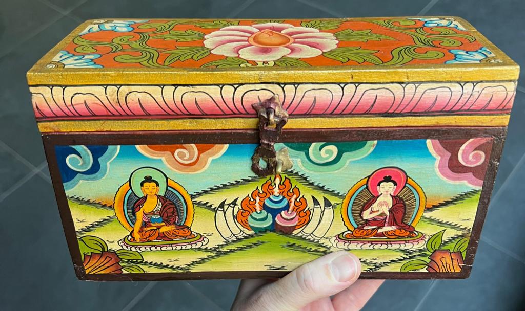 Tibetaans boeddha kist handbeschilderd Tibet, Gebruikt, Minder dan 50 cm, Ophalen of Verzenden, https://verburgtvintage.nl/#contact