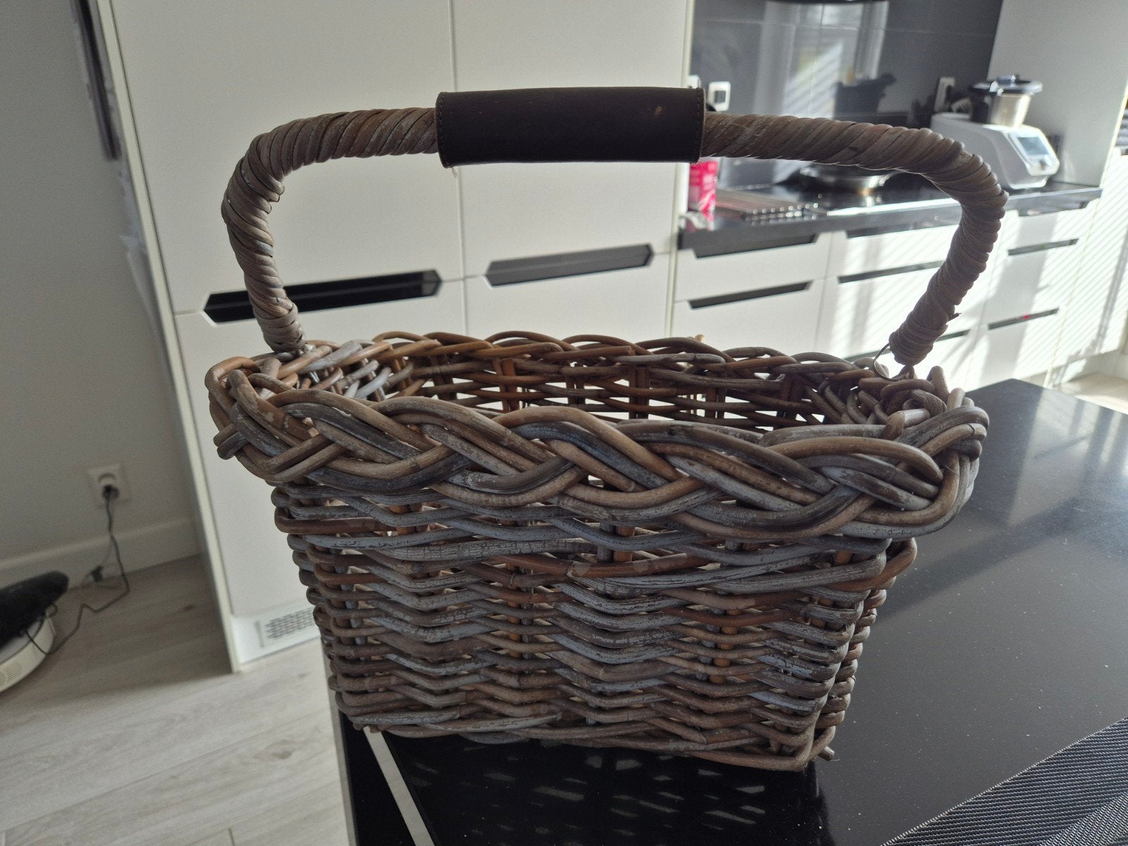 Vintage rieten fietsmand met stuurbevestiging, Fietsen en Brommers, Ophalen, Gebruikt, Fietsmand, Stuurbevestiging