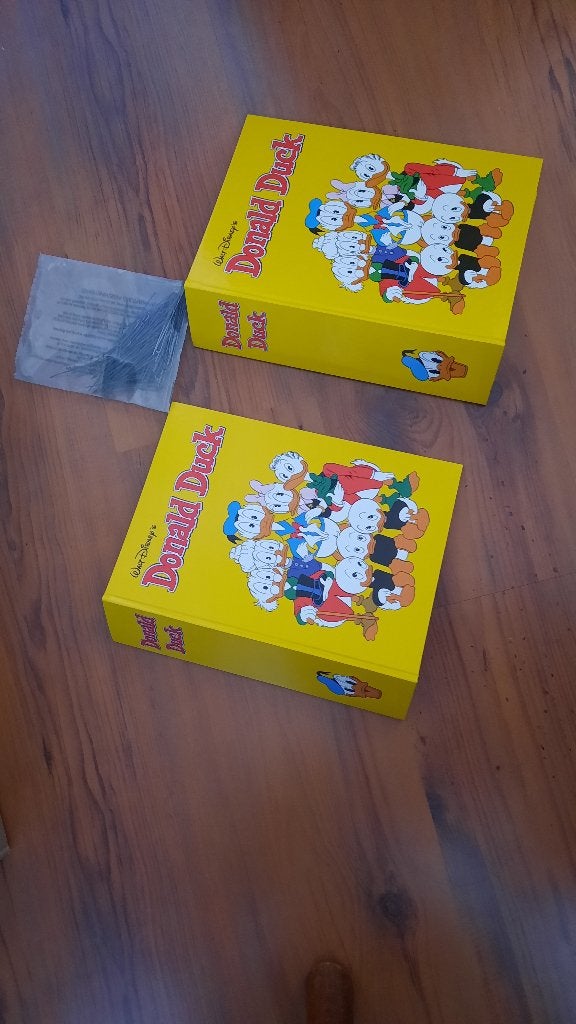 2 donald duck verzamelbanden met een zakje speldjes, Meerdere stripboeken, Ophalen, Zo goed als nieuw