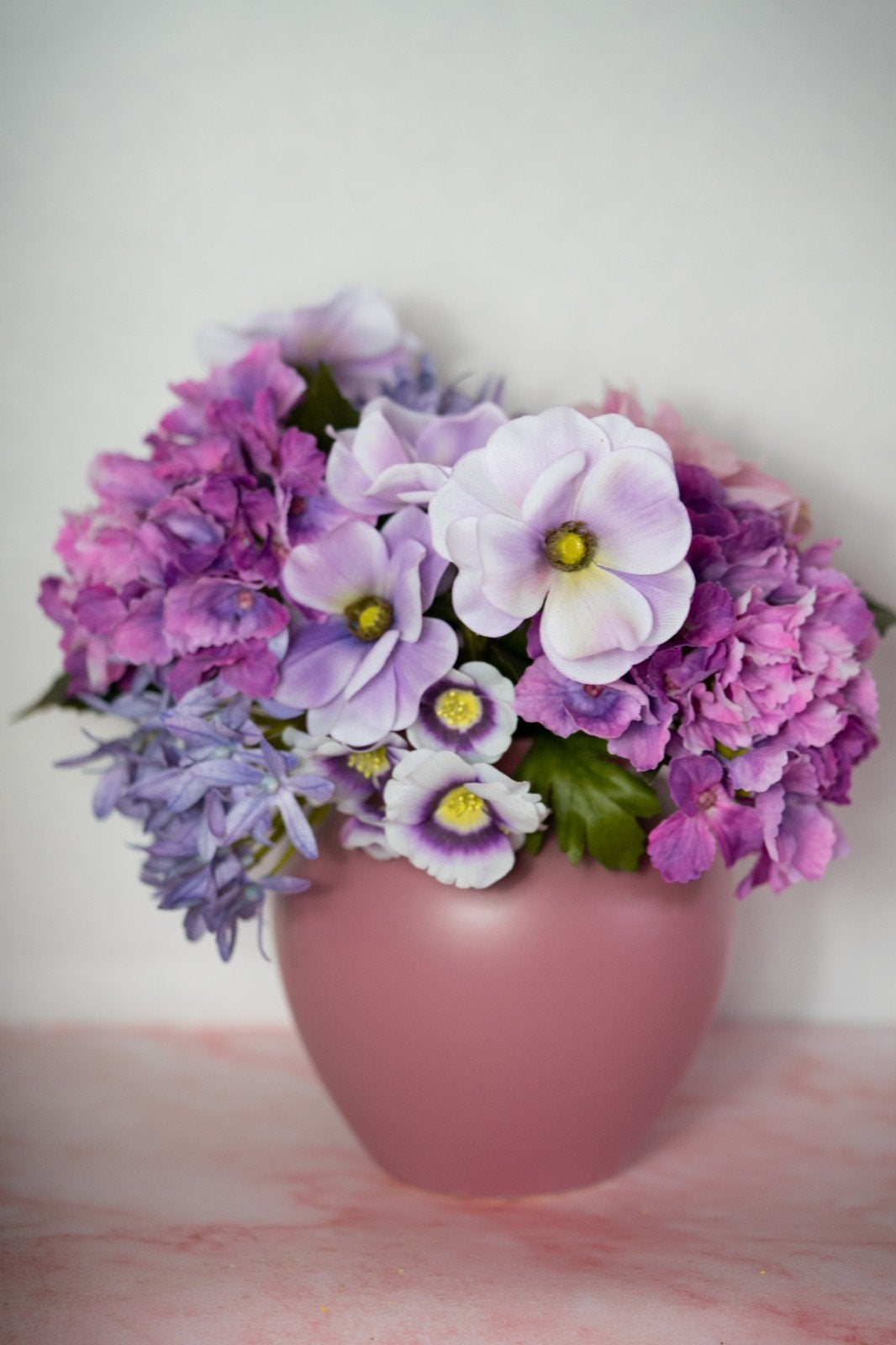 Roze vaas met paarse en roze kunstbloemen, Ophalen of Verzenden, Nieuw, Inclusief decoratie, Roze