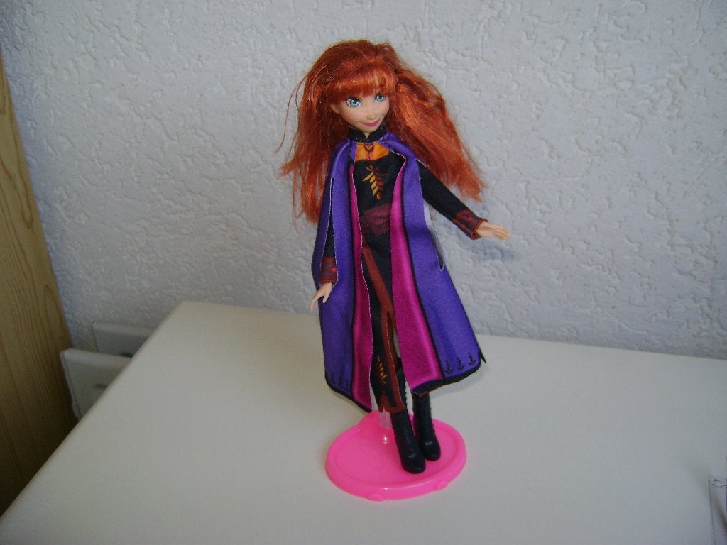 anna barbie uit 2018 van hasbro met lange paarse jas en jurk, Ophalen of Verzenden, Zo goed als nieuw, Barbie