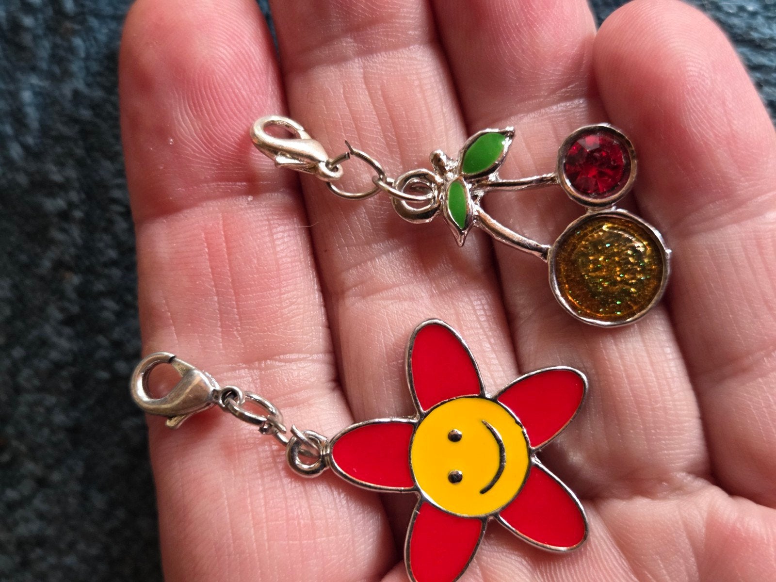 Leuke hangers: kers en bloem met smiley, Overige merken, Overige materialen, Ophalen of Verzenden, Zo goed als nieuw