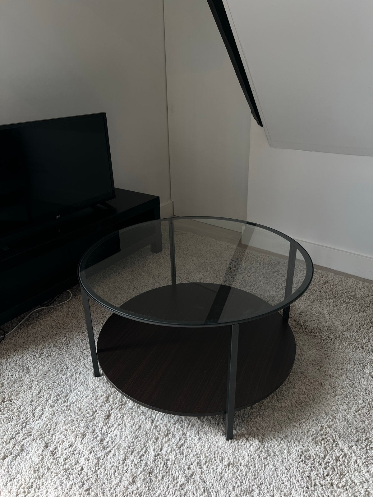Stijlvolle ronde salontafel met glazen blad (VITTSJÖ), Ophalen, Rond, 50 tot 100 cm, 5 – 50