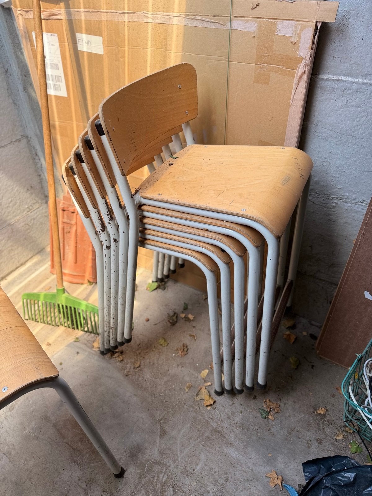 7 Krukjes uit oud scheikunde lokaal - 60cm zithoogte, Ophalen, Gebruikt, Hout