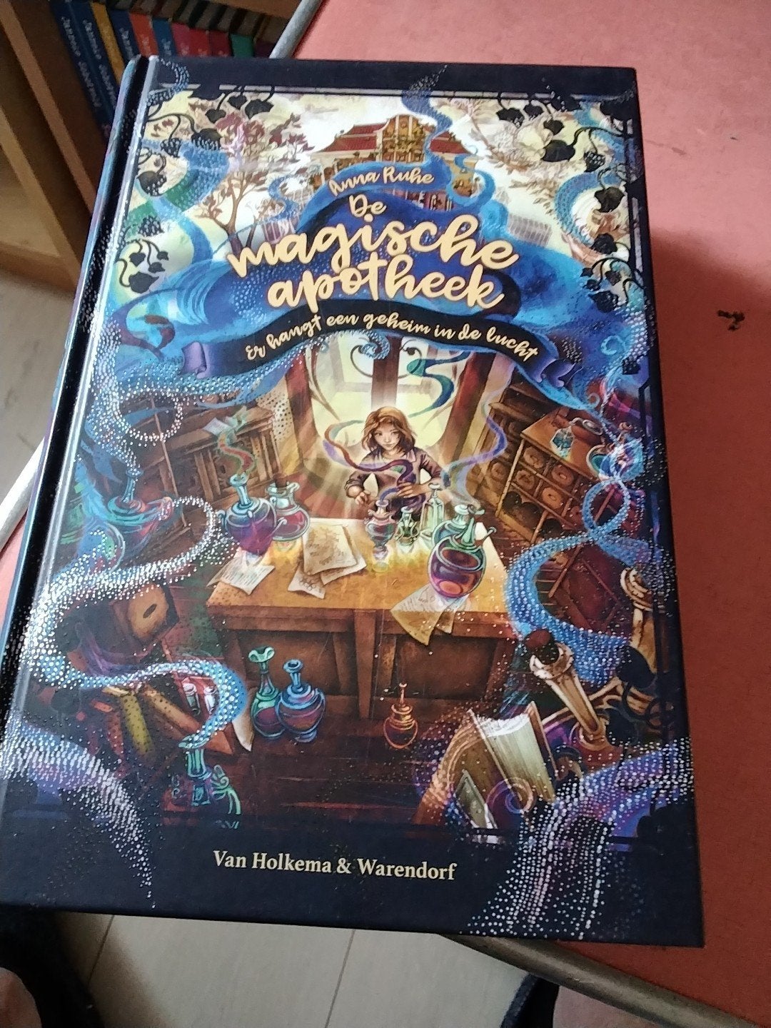 Anna ruhe de magische apotheek er hangt een geheim in de luc, Boeken, Ophalen of Verzenden, Zo goed als nieuw