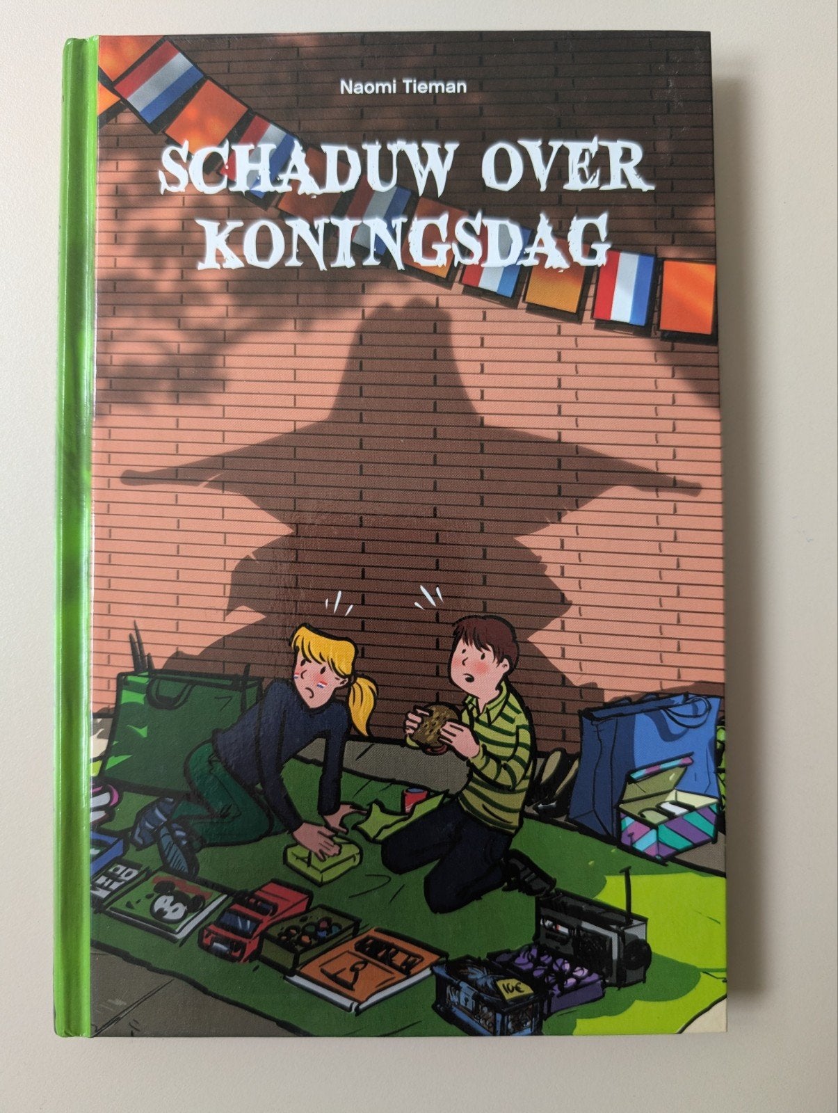 Schaduw over Koningsdag - Naomi Tieman, Fictie algemeen, Naomi Tieman, Ophalen of Verzenden, Zo goed als nieuw