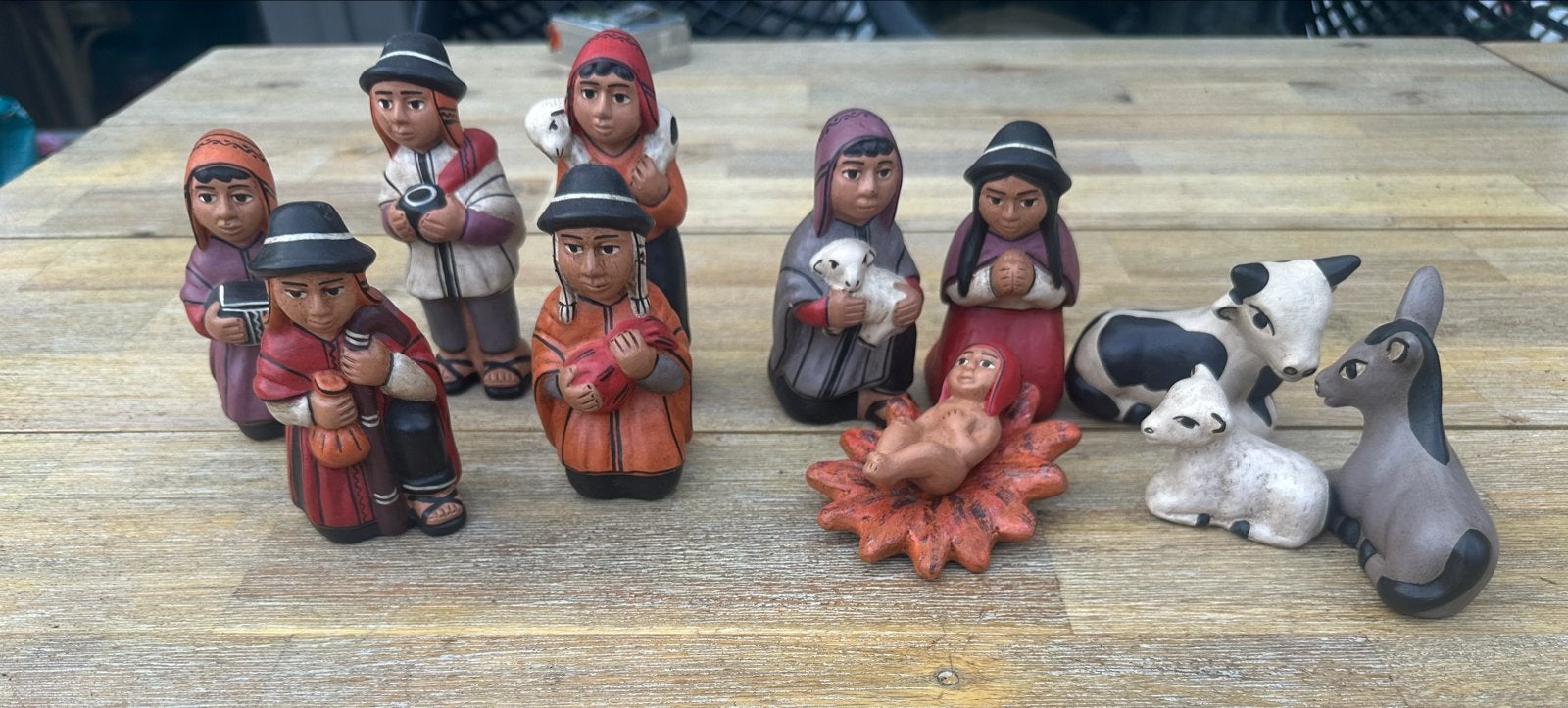Handgemaakte Peruaanse aardewerk kerststal beeldjes set, Ophalen of Verzenden, Gebruikt