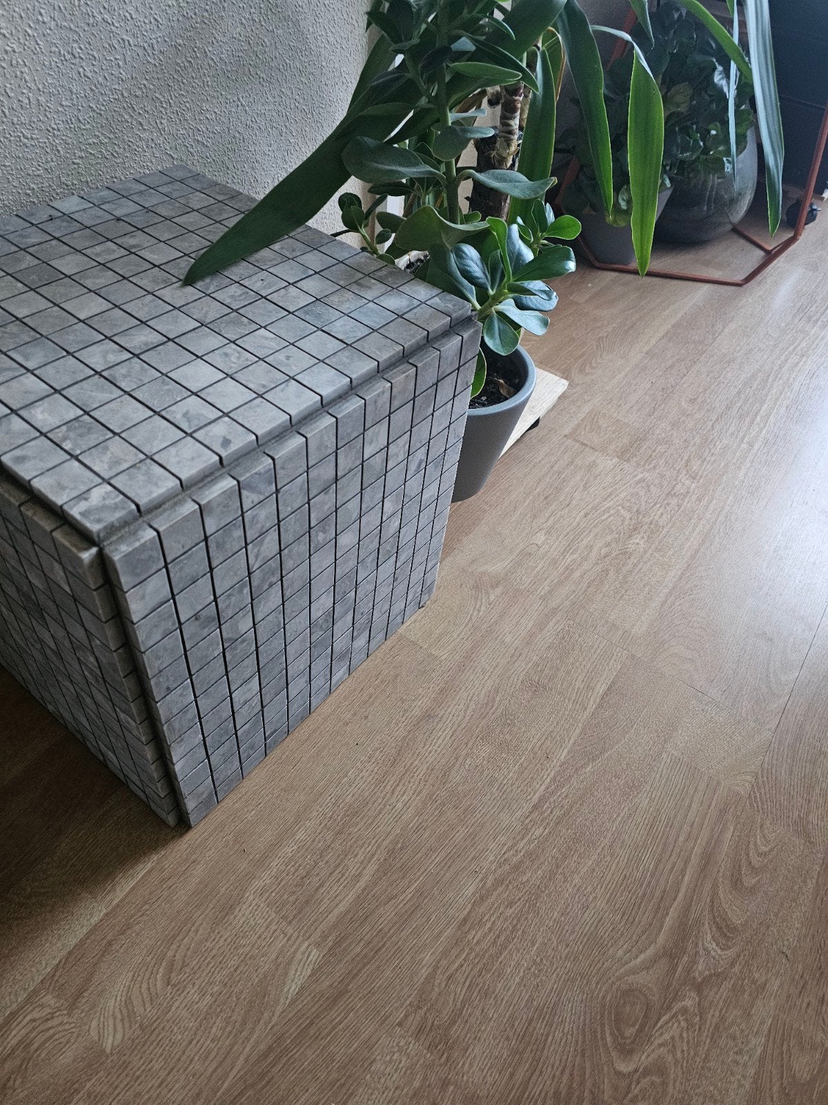 Klein dobbelsteen tafeltje / bijzettafel, Minder dan 55 cm, Gebruikt, Modern, Speels, Vierkant