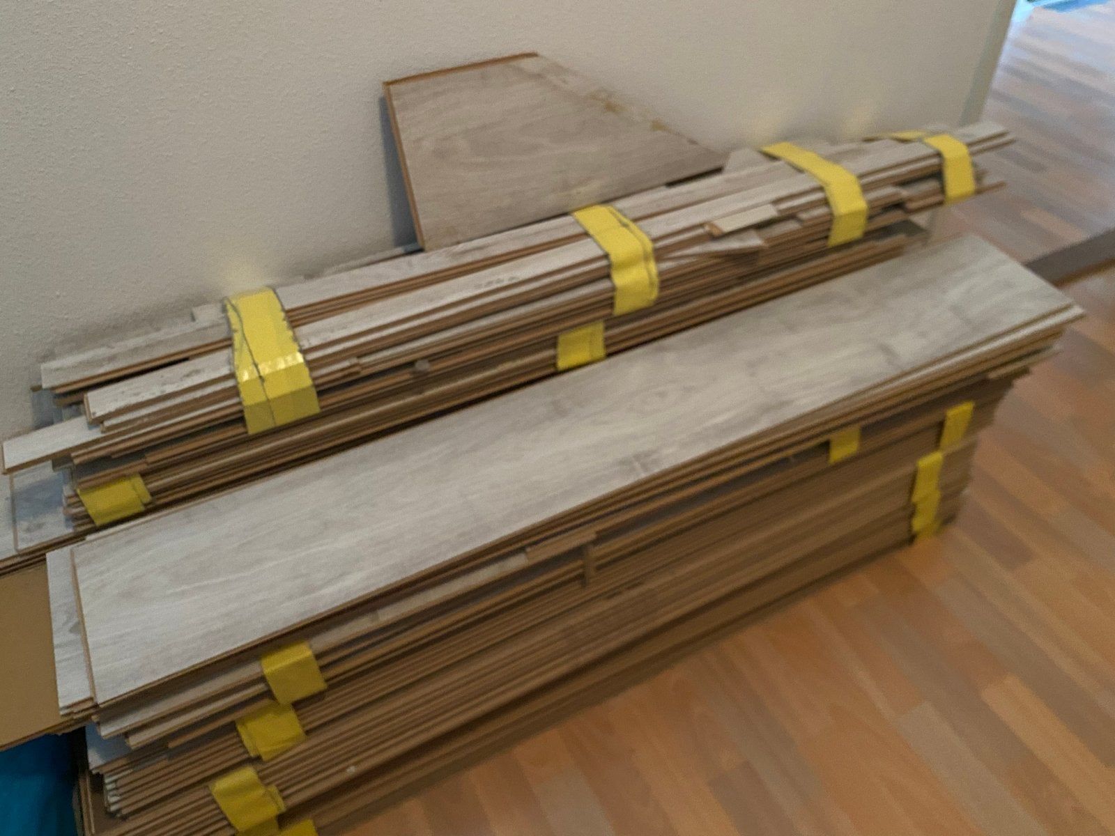 Laminaat vloerdelen - Lichtgrijs houtnerf design, Doe-het-zelf en Verbouw, Ophalen, Gebruikt, 10 m² of meer, 10 tot 30 cm