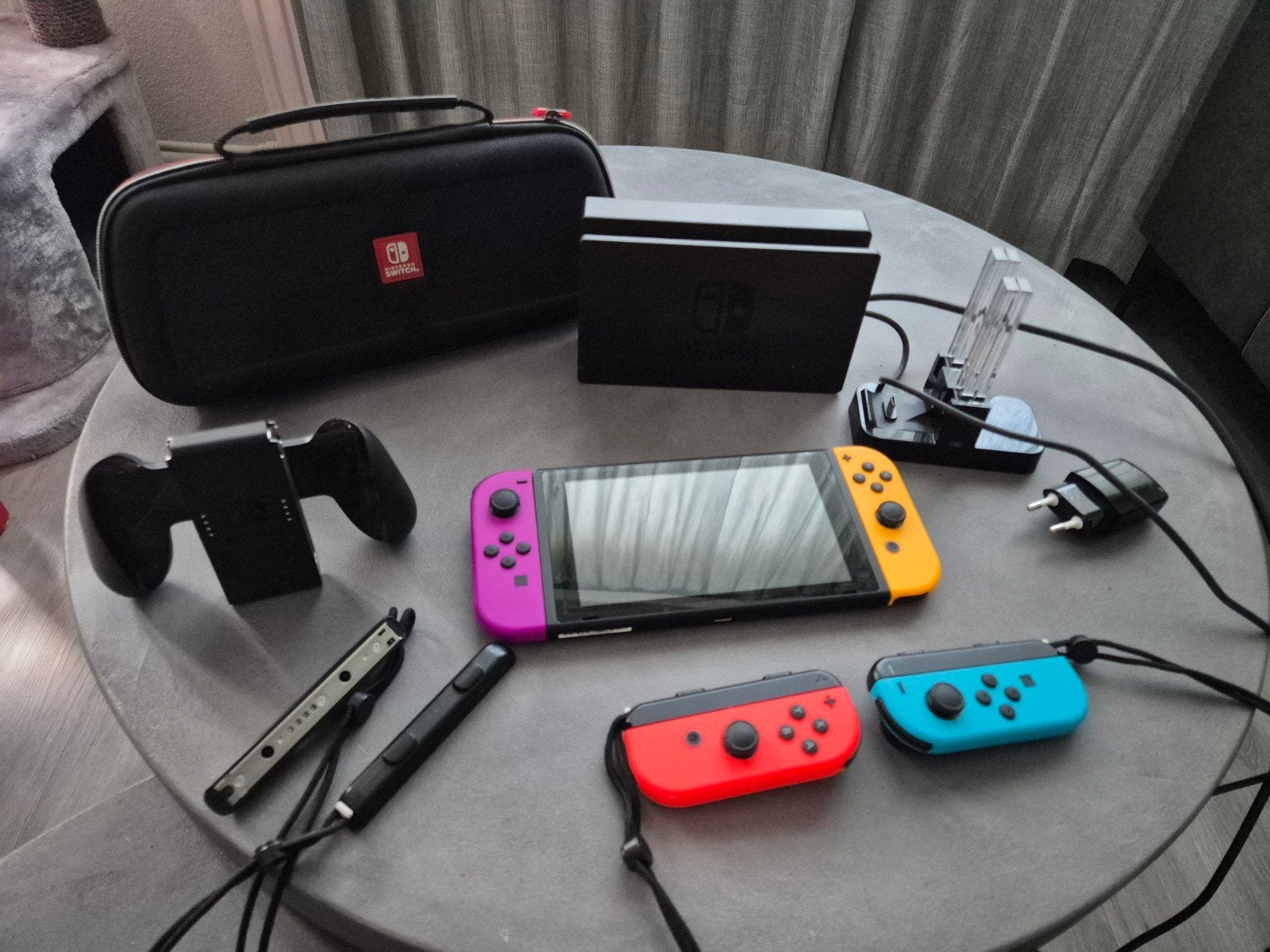 Nintendo Switch + 4 Joycons + Beschermhoes en oplaadstation, Ophalen, Zo goed als nieuw, Switch Original