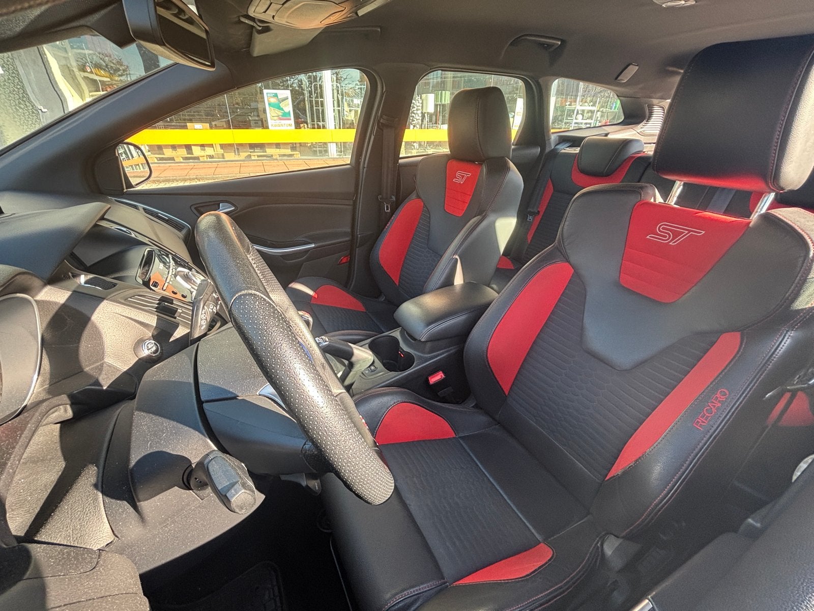 Foto 13 van Ford Focus 2.0 ST 184KW Wagon 2014 Zwart