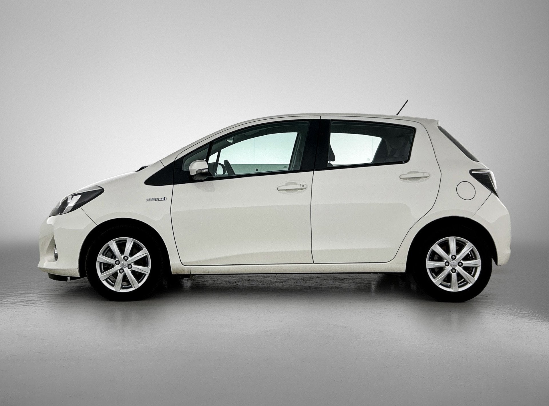 Toyota Yaris 1.5 Full Hybrid Aspiration | Stoelverwarming |, Auto's, Gebruikt, 4 cilinders, 1070 kg, Wit