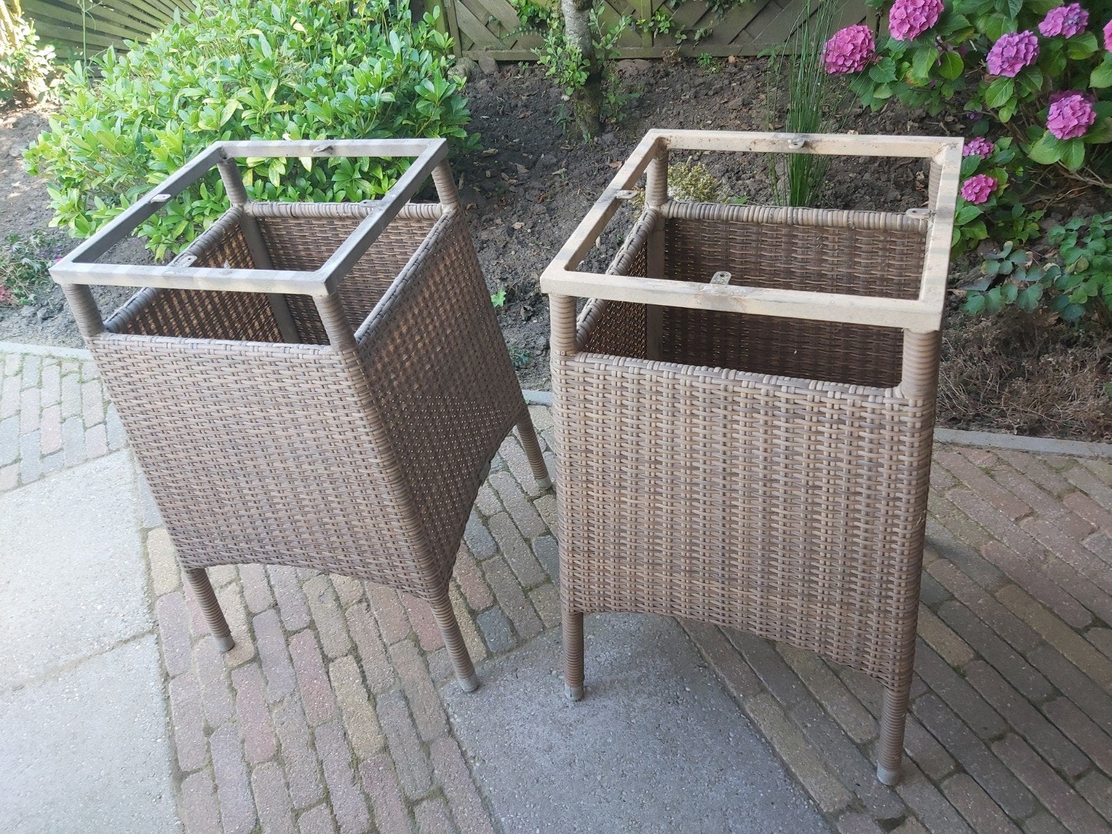 Twee onderstellen voor tafeltjes, Tuin en Terras, Ophalen
