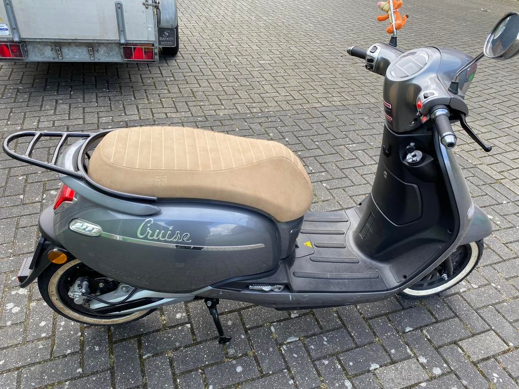 Elektrische scooter ( brom ), Fietsen en Brommers, Snorfietsen en Snorscooters, Elektrisch, Zo goed als nieuw, Ophalen, Overige merken