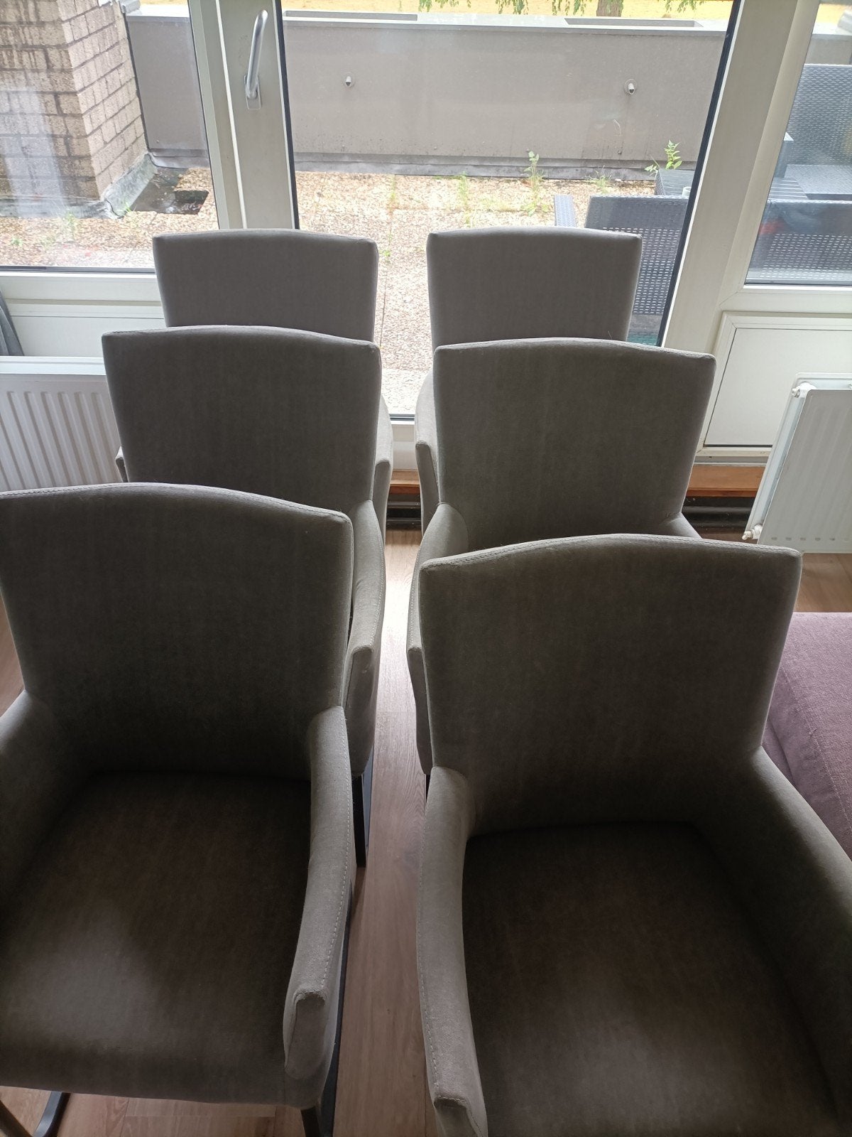 6 zandgrijze eetkamerstoelen met metalen onderstel, Ophalen