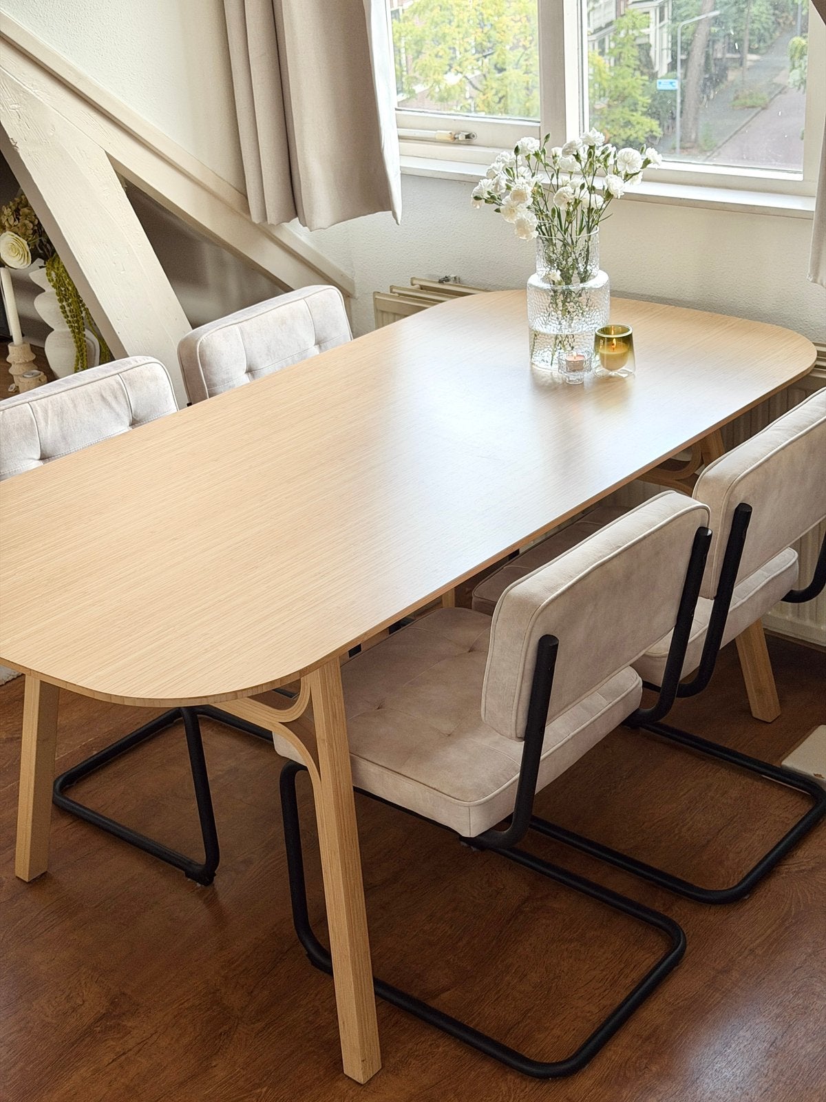 Foto 9 van 4x beige eetkamerstoelen | Goossens