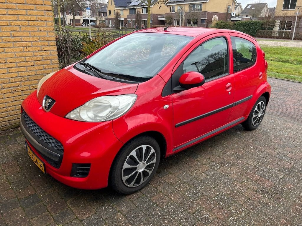 Peugeot 5 deurs met nieuwe APK! airco & radio, Stof, 4 stoelen, Handgeschakeld, Grijs