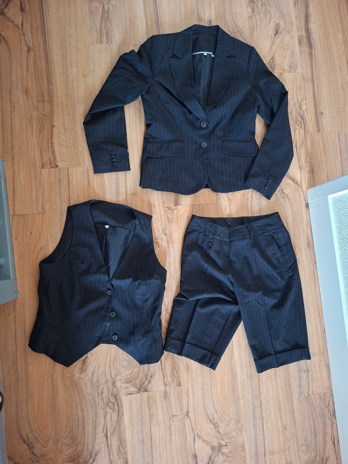 Stijlvol gestreept damespak/ gilet/ korte broek, maat 36/38, Kostuum of Pak, Zwart, Ophalen of Verzenden, Maat 36 (S)