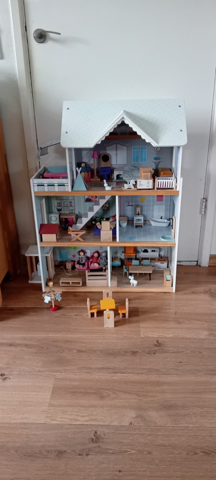 Houten poppenhuis met meubels en accessoires, Ophalen