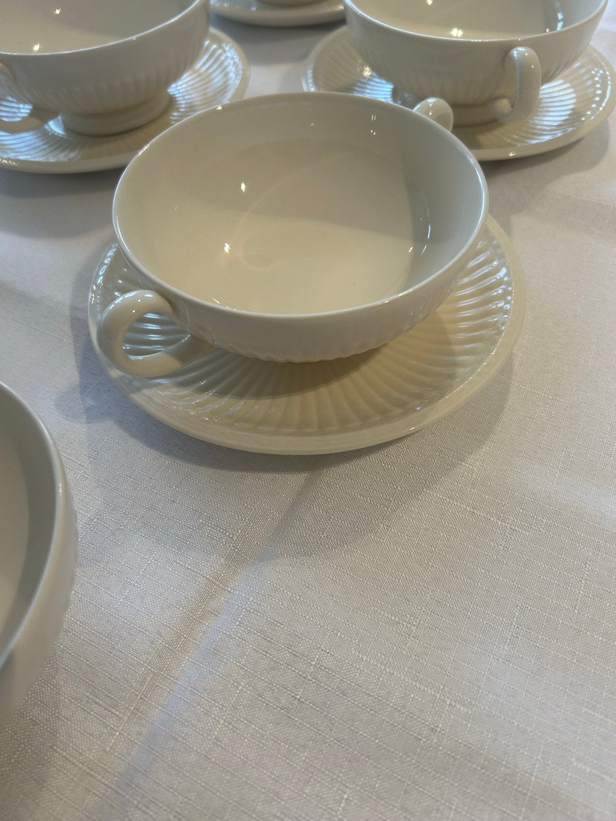 Wedgwood Etruria & Barlaston soepkommen met schotels, Klassiek, Ophalen of Verzenden, Zo goed als nieuw, Kop(pen) en/of Schotel(s)