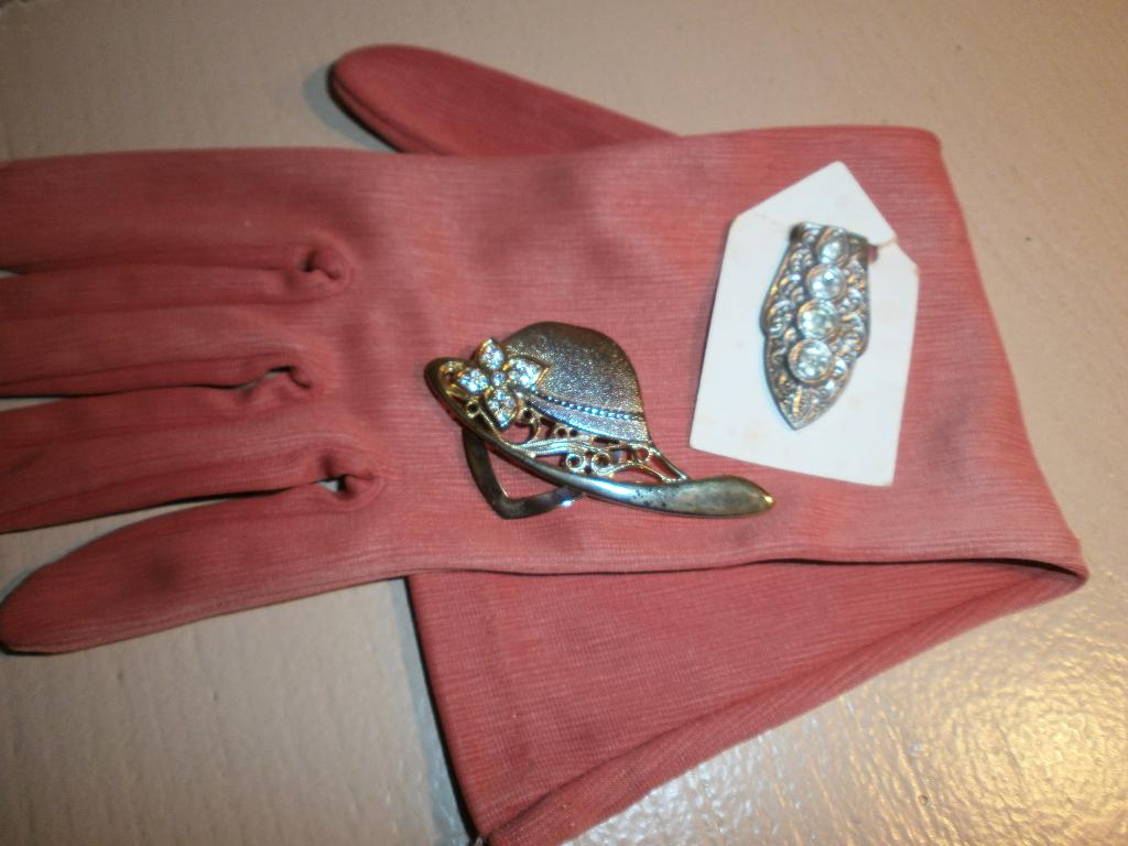 Vintage shawlclip idv een hoedje en dressclipje, Ophalen of Verzenden, Goud, Overige materialen, Met strass