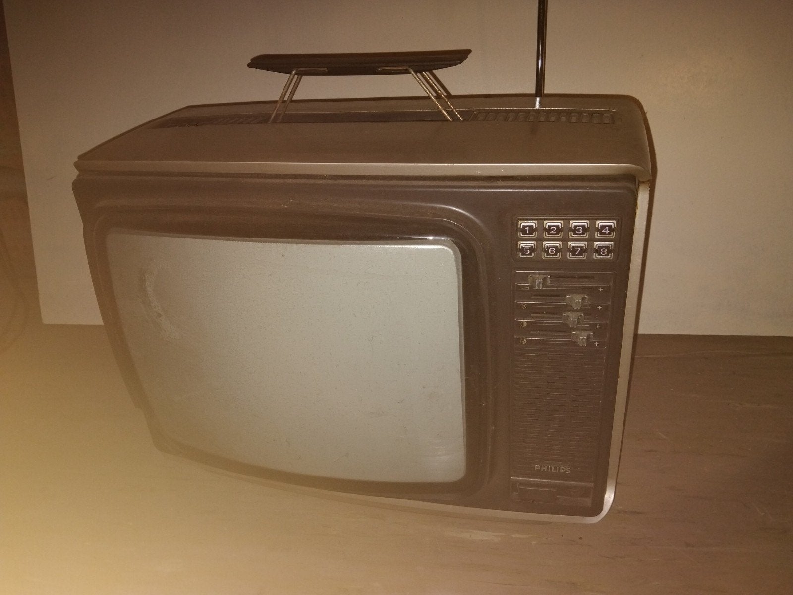 Philips 14C 625/12 - Eerste portable kleuren tv met 8 tiptoe, Audio, Tv en Foto, Vintage Televisies, Ophalen, Philips