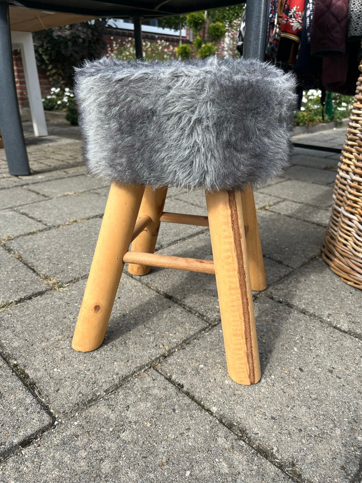 Decoratief krukje met zachte grijze vacht, Huis en Inrichting, Ophalen of Verzenden, Gebruikt, Hout