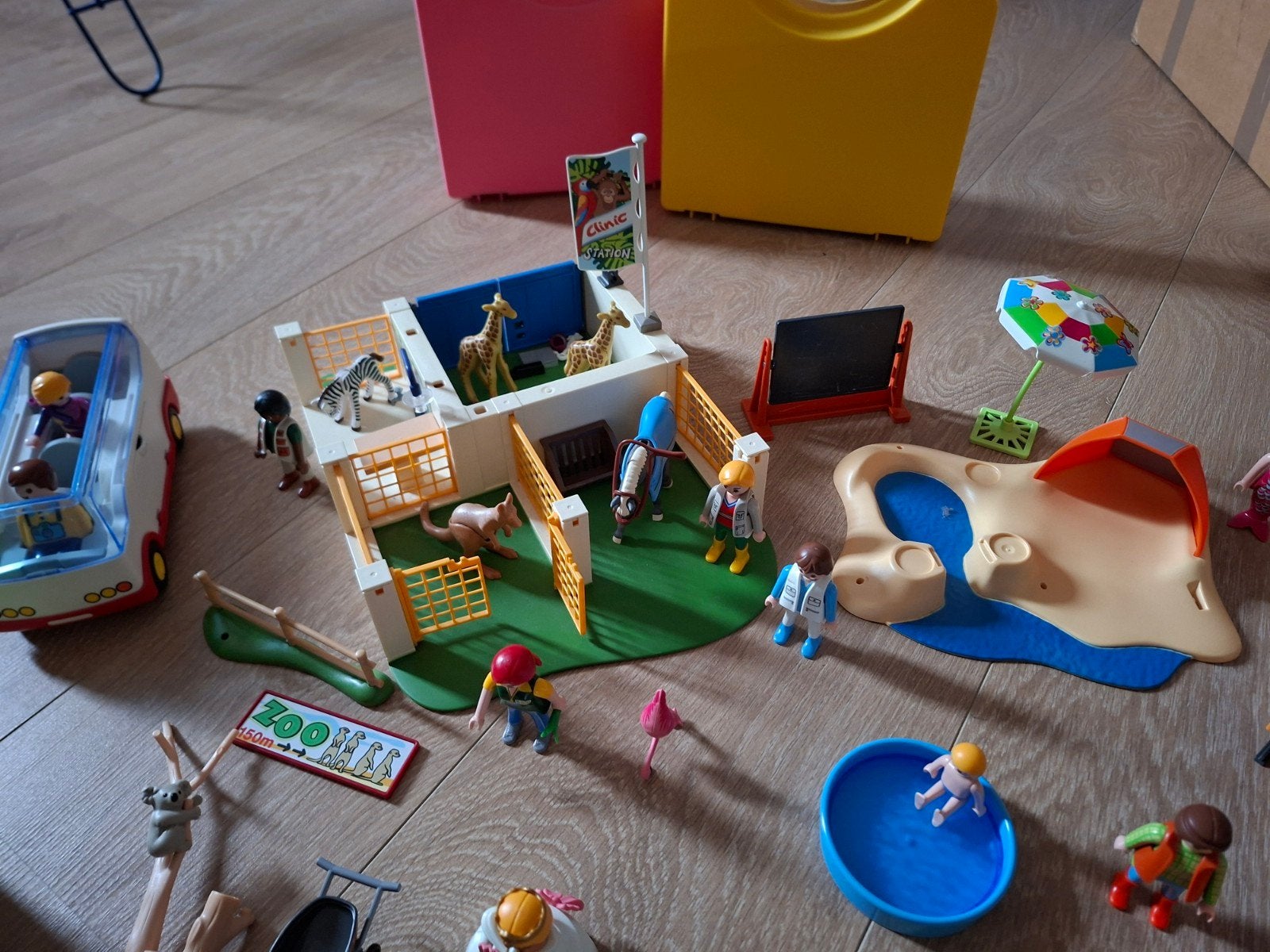 Grote Playmobil set: bus, dierentuin, poppenhuis, strand, Ophalen of Verzenden, Zo goed als nieuw