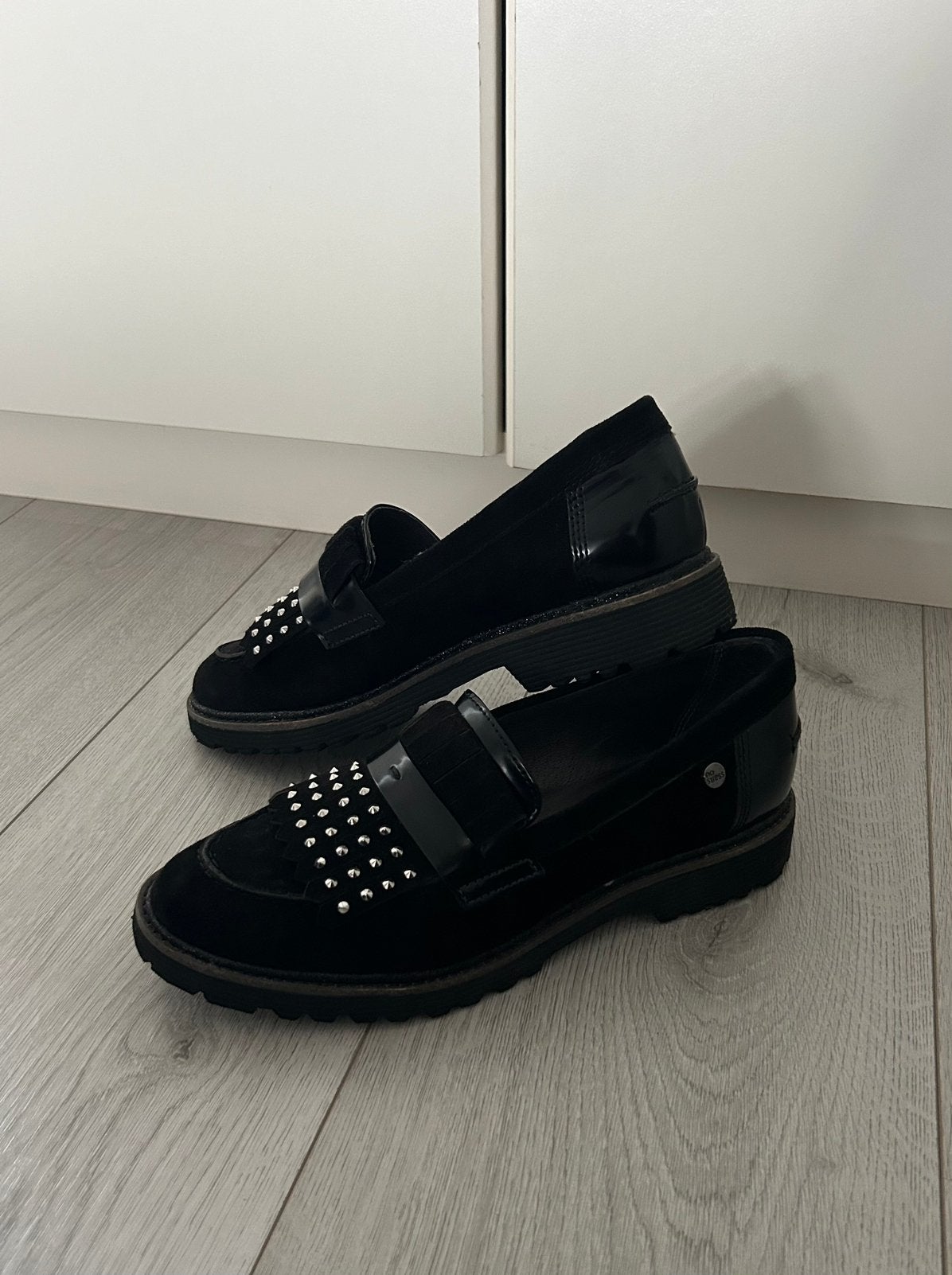 Loafers of instappers met studs, Kleding | Dames, Schoenen, Zo goed als nieuw, Instappers, Zwart, Ophalen of Verzenden