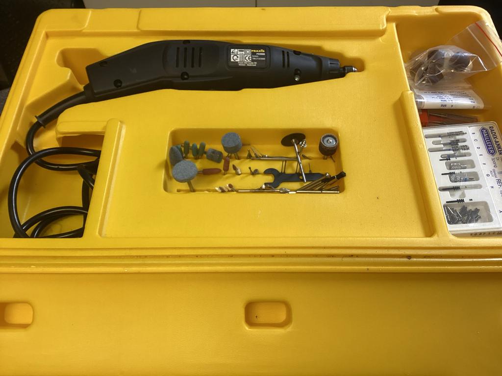 Praxis Multitool MFPM 110 met diverse accessoires, Doe-het-zelf en Verbouw, Gereedschap | Handgereedschap, Ophalen, Zo goed als nieuw