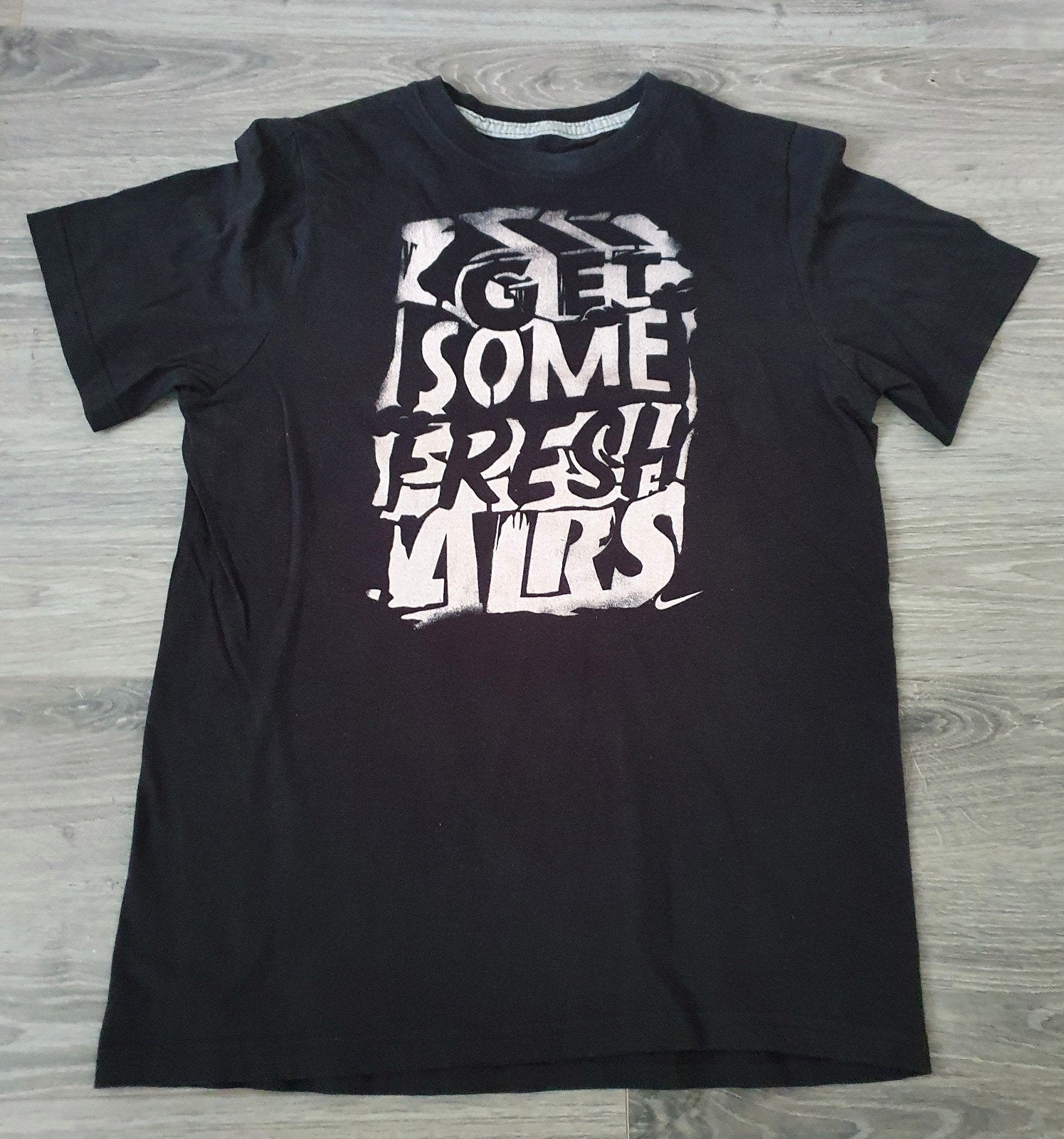 Nike T-shirt Zwart Get Some Fresh Air' print Maat 158/170, Jongen of Meisje, Ophalen of Verzenden, Zo goed als nieuw, Shirt of Longsleeve