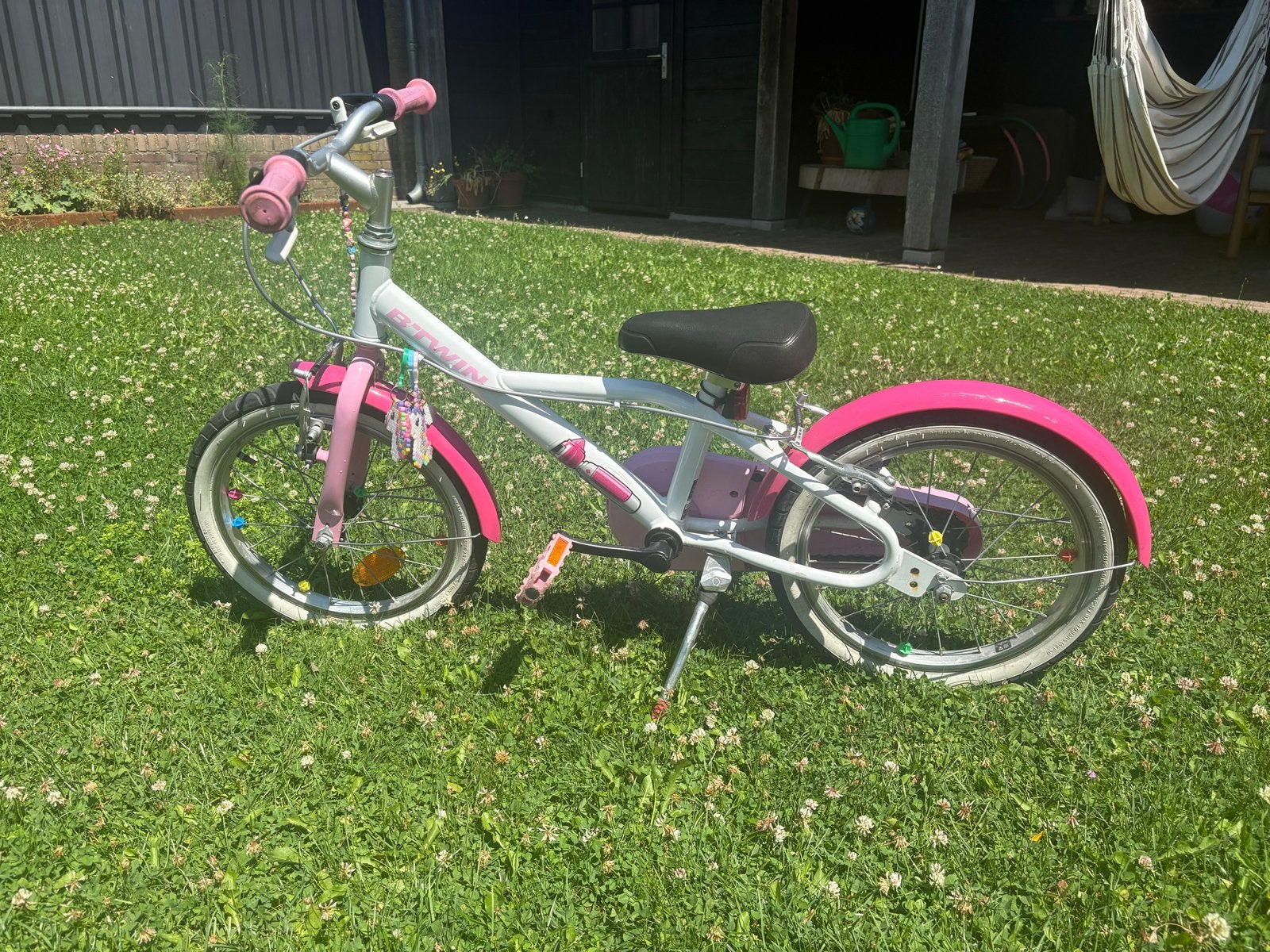 Leuke roze/witte kinderfiets 16 inch - B'Twin, Fietsen en Brommers, Fietsen | Kinderfietsjes, Ophalen, Gebruikt, Velgrem, 16 tot 20 inch