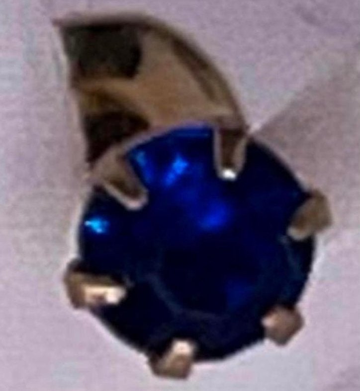Goudkleurige oorknopjes met blauwe steen, Sieraden, Tassen en Uiterlijk, Oorbellen, Overige materialen, Blauw, Nieuw, Ophalen of Verzenden