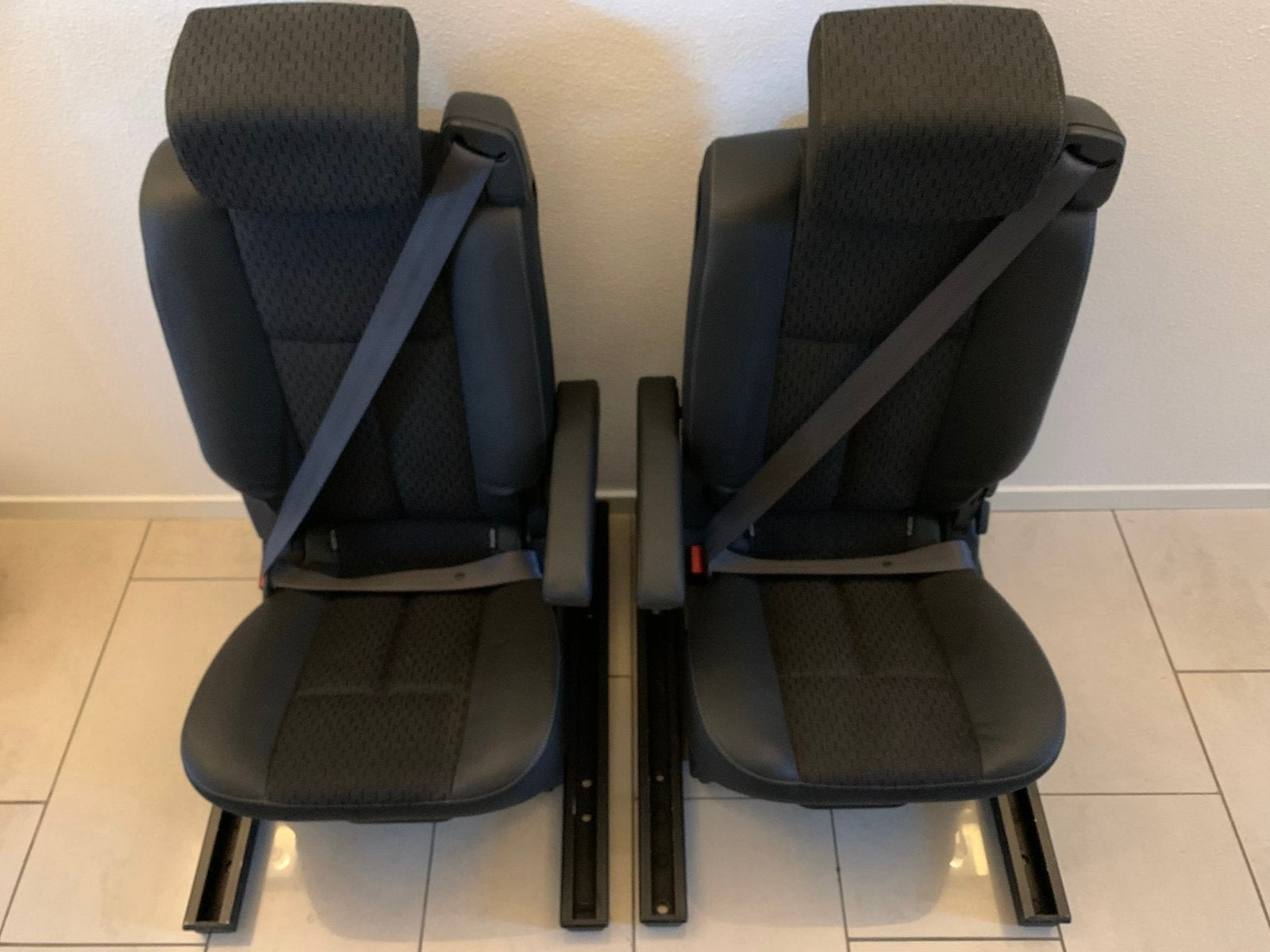 2 luxe uitneembare stoelen met 3punts gordel op losse rails., Ophalen, Gebruikt, Triumph