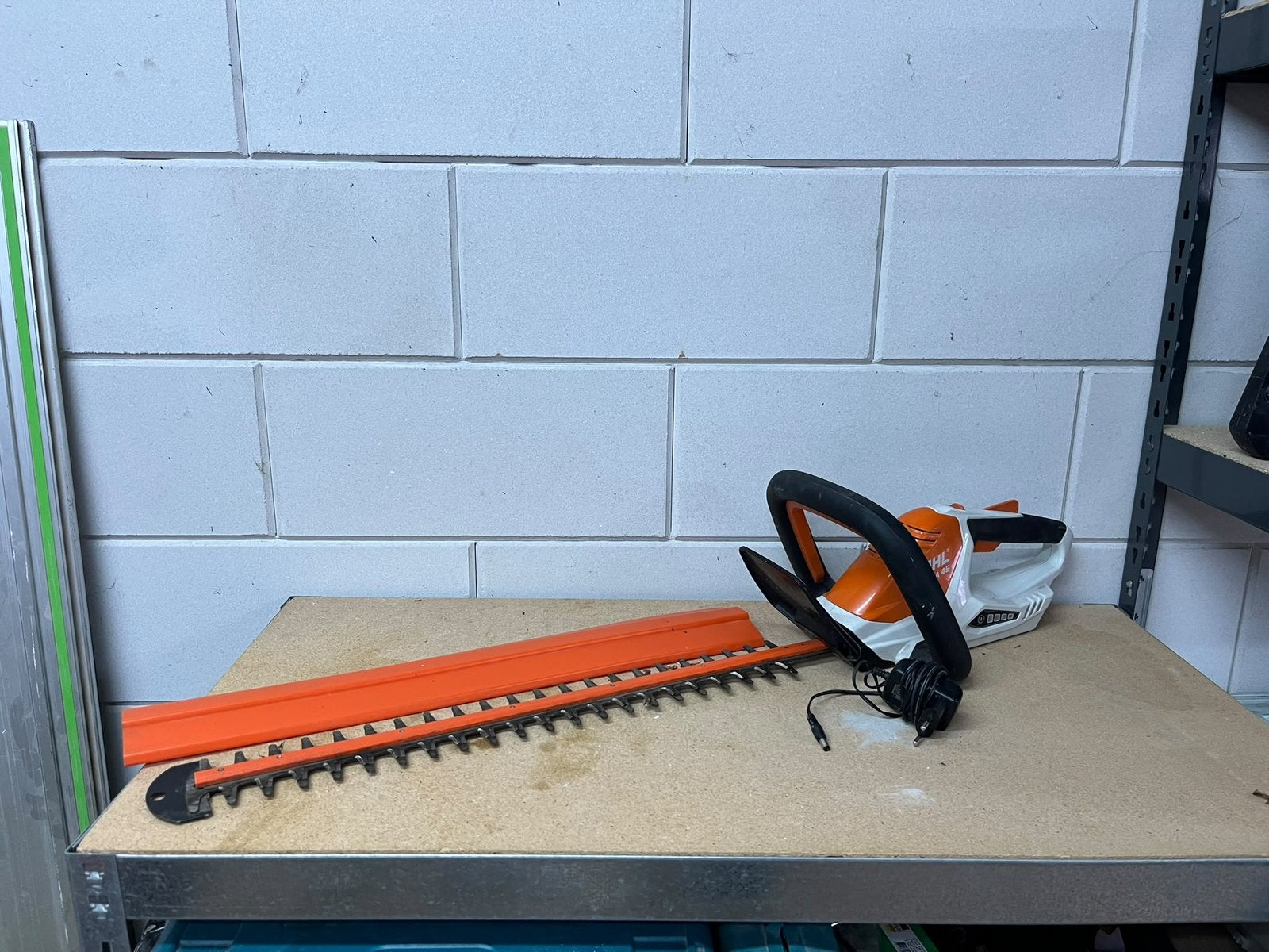 Stihl heggen schaar op accu, Ophalen, Zo goed als nieuw, Accu