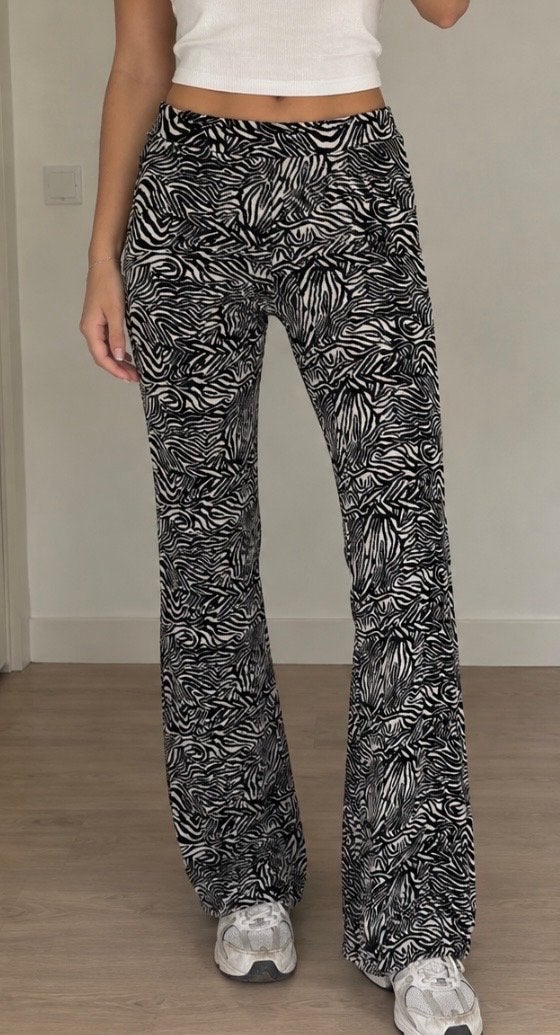 Zwart-witte flared broek met zebraprint - Maat M, Maat 38/40 (M), Zwart, Ophalen of Verzenden, Zo goed als nieuw
