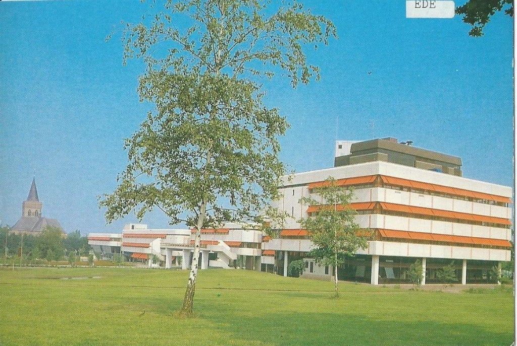 Ansichtkaart Ede - Gemeentehuis, Verzamelen, Ansichtkaarten | Nederland, Verzenden, 1960 tot 1980, Ongelopen, Gelderland