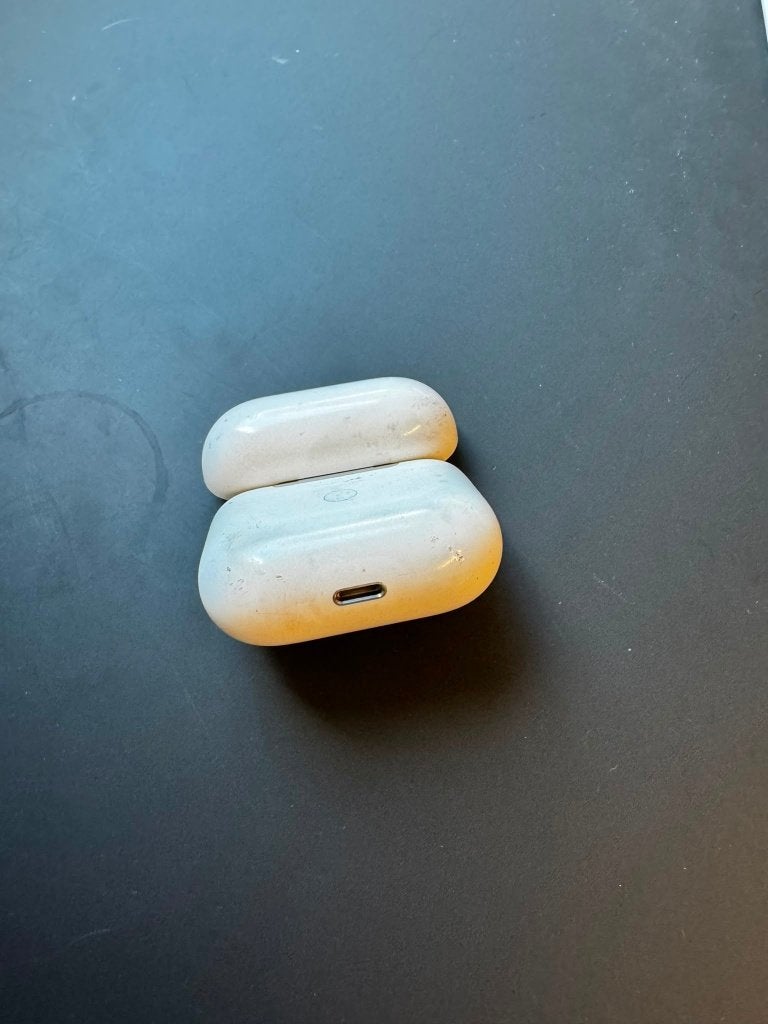 AirPods Pro MagSafe oplaadcase A2566 Lightning – defect, Ophalen of Verzenden, Niet werkend, Overige merken, Draadloos