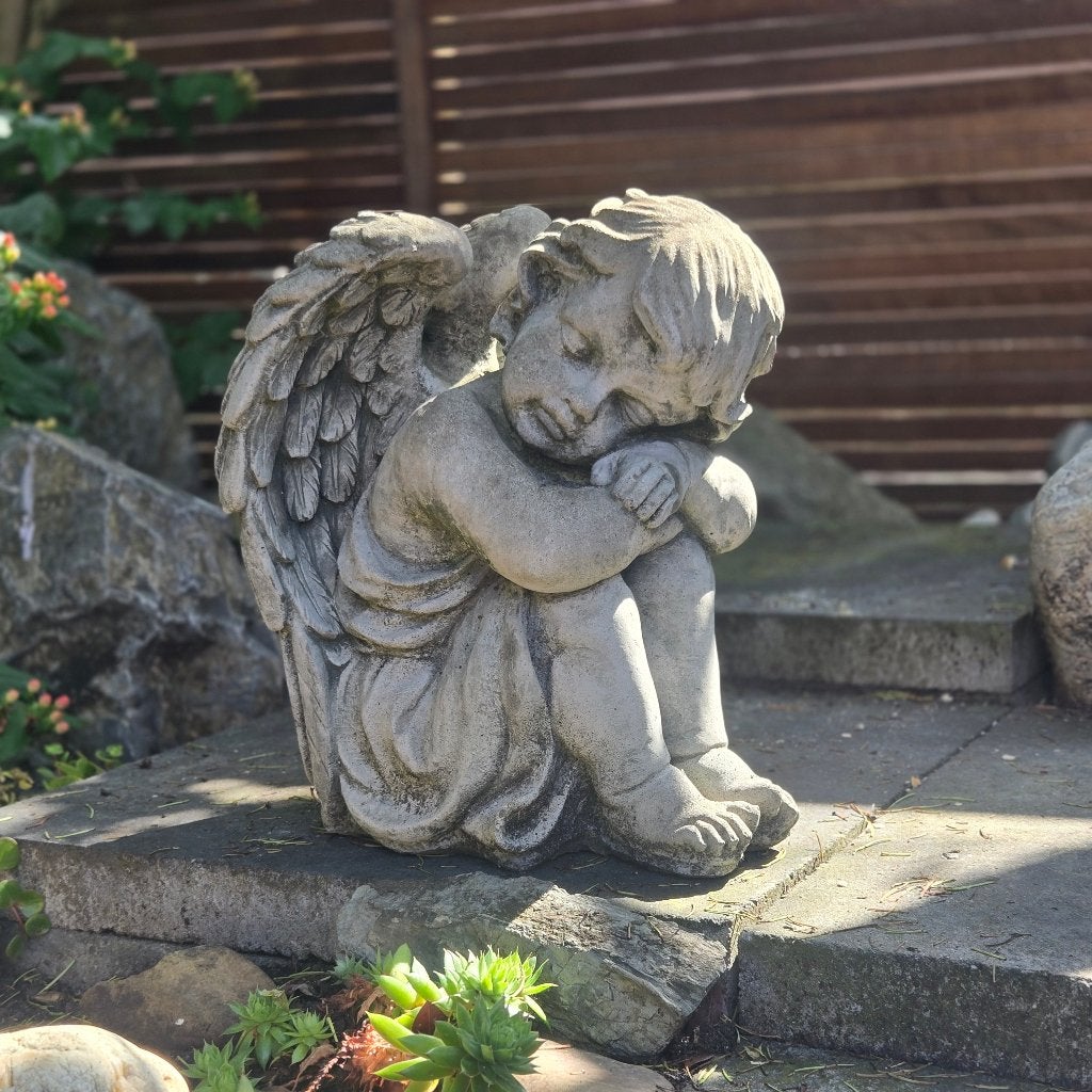 PRIJSVERLAGING - Tuinbeeld – Zittende Engel patina, Tuin en Terras, Ophalen, Gebruikt, Beton, Engelenbeeld