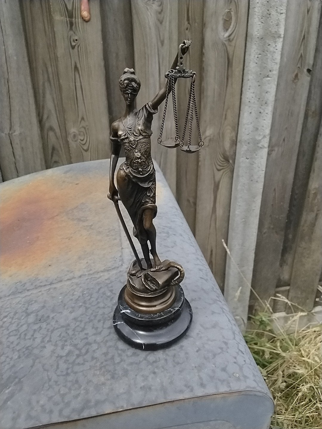 Bronzen beeld Vrouwe Justitia op marmeren sokkel, Ophalen of Verzenden, Brons, 20 - 50 cm, Beeld