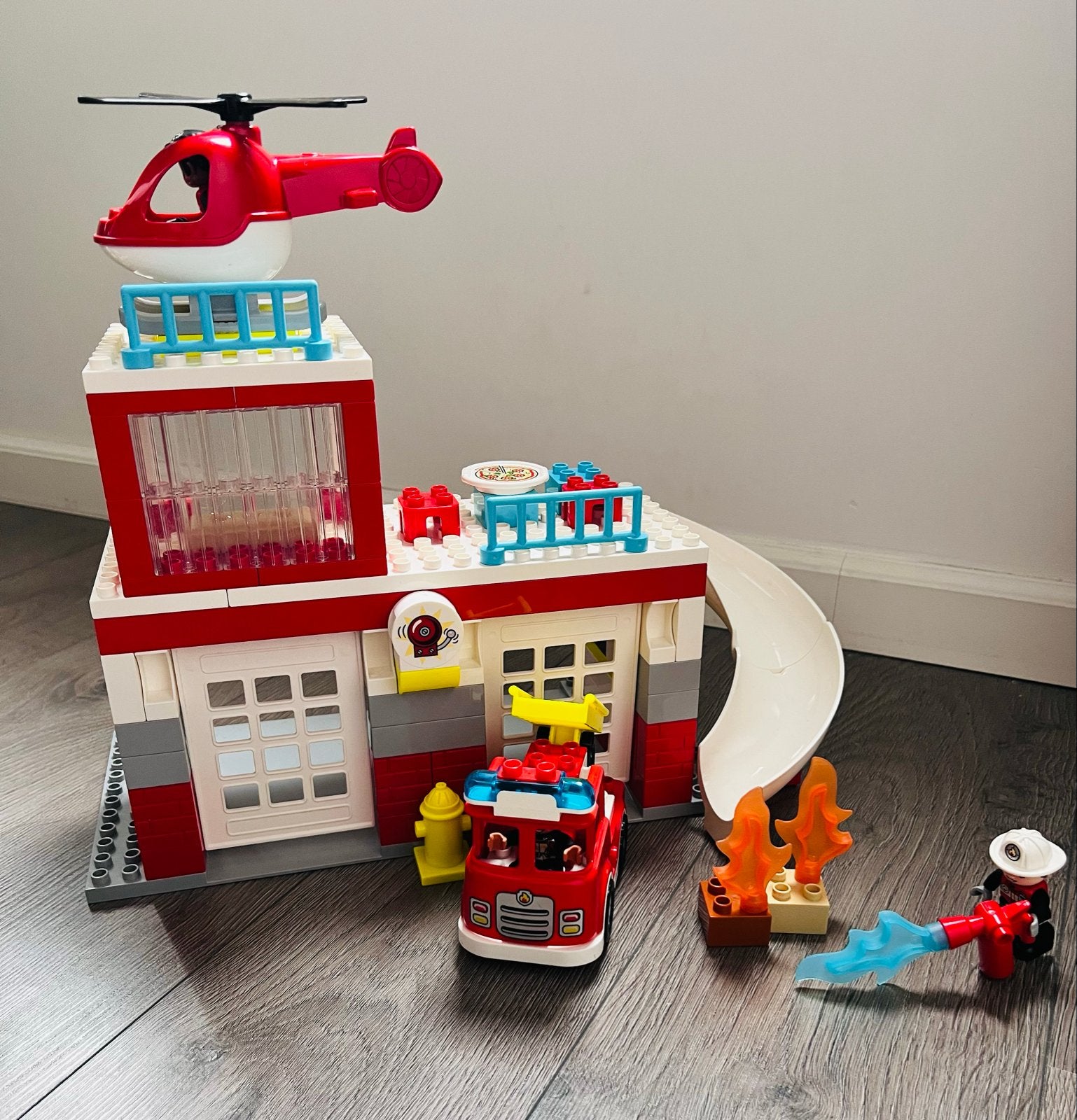 LEGO Duplo Brandweerkazerne 10970, Ophalen of Verzenden, Zo goed als nieuw, Duplo, Inclusief accessoires