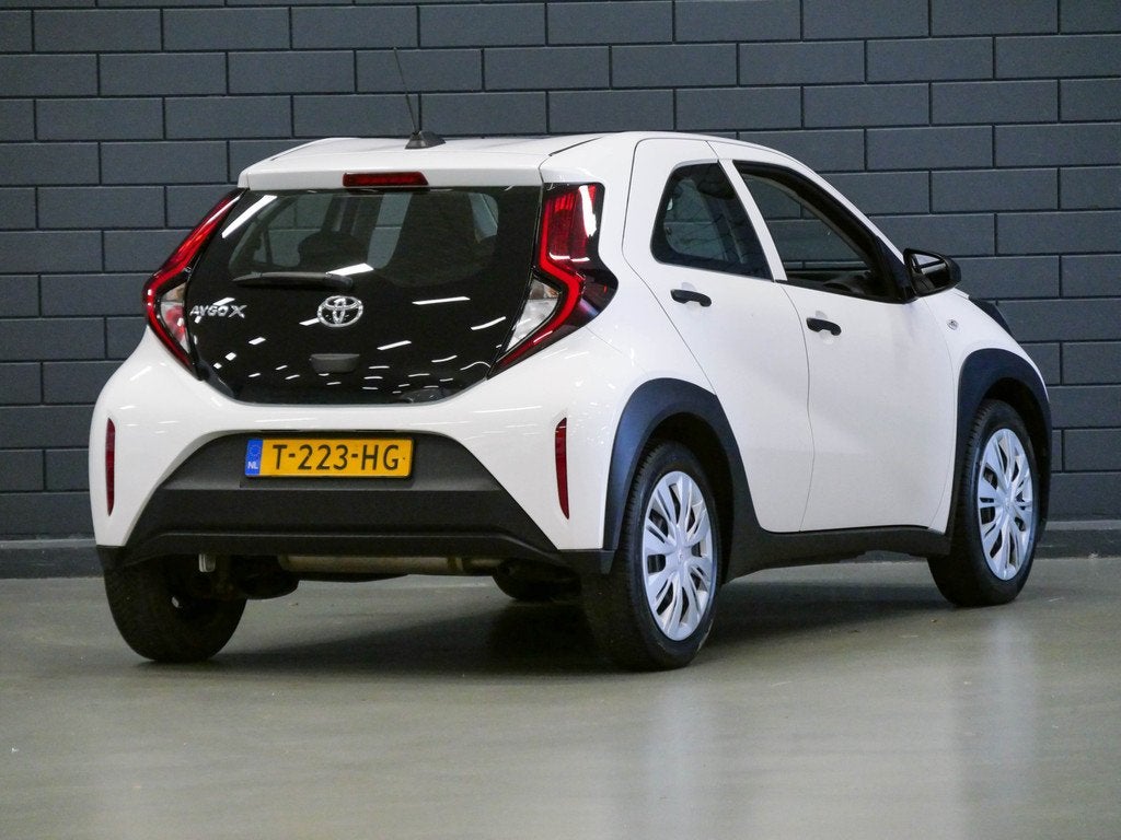 Toyota Aygo X 1.0 VVT-i MT | CRUISE CONTROL | CARPLAY |, 12 maanden, Stof, Gebruikt, 4 stoelen