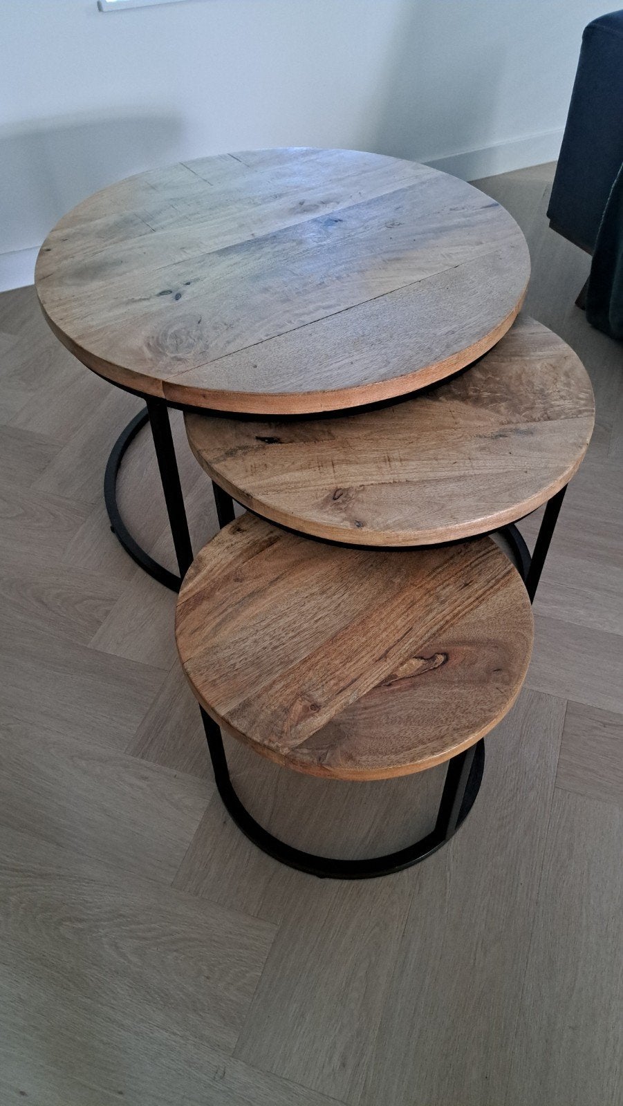 Set van 3 Goossens salontafels, hout met zwart staal, 50 tot 100 cm, Rond, 50 tot 100 cm, Ophalen