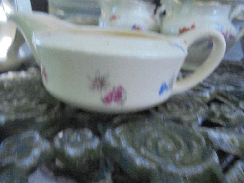 Melkkannetje P. Regout met kleine bloemetjes oker gele rand, Ophalen of Verzenden