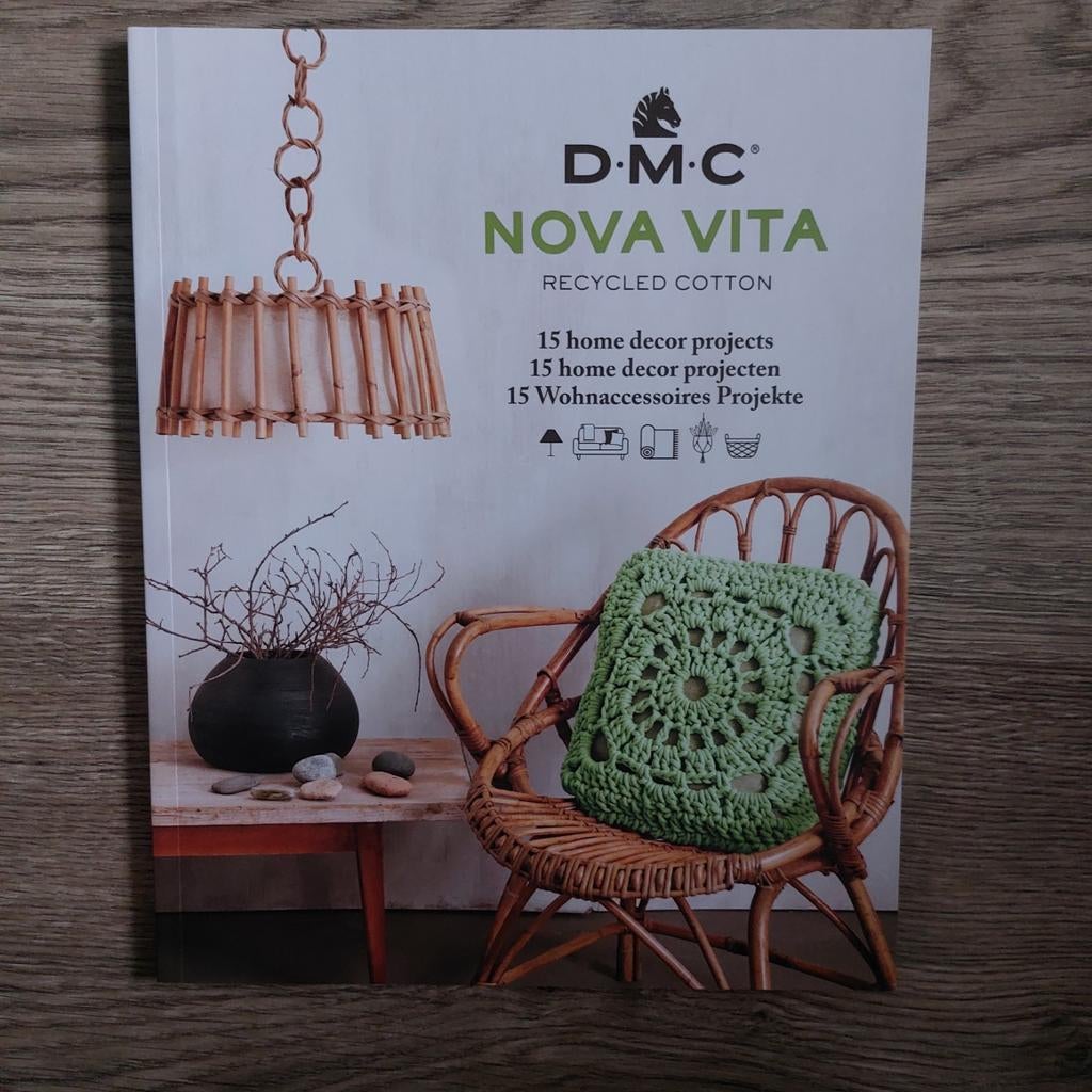 DMC Nova Vita 4 boek met 15 projecten voor home decoratie., Ophalen of Verzenden, Nieuw, Breien en Haken