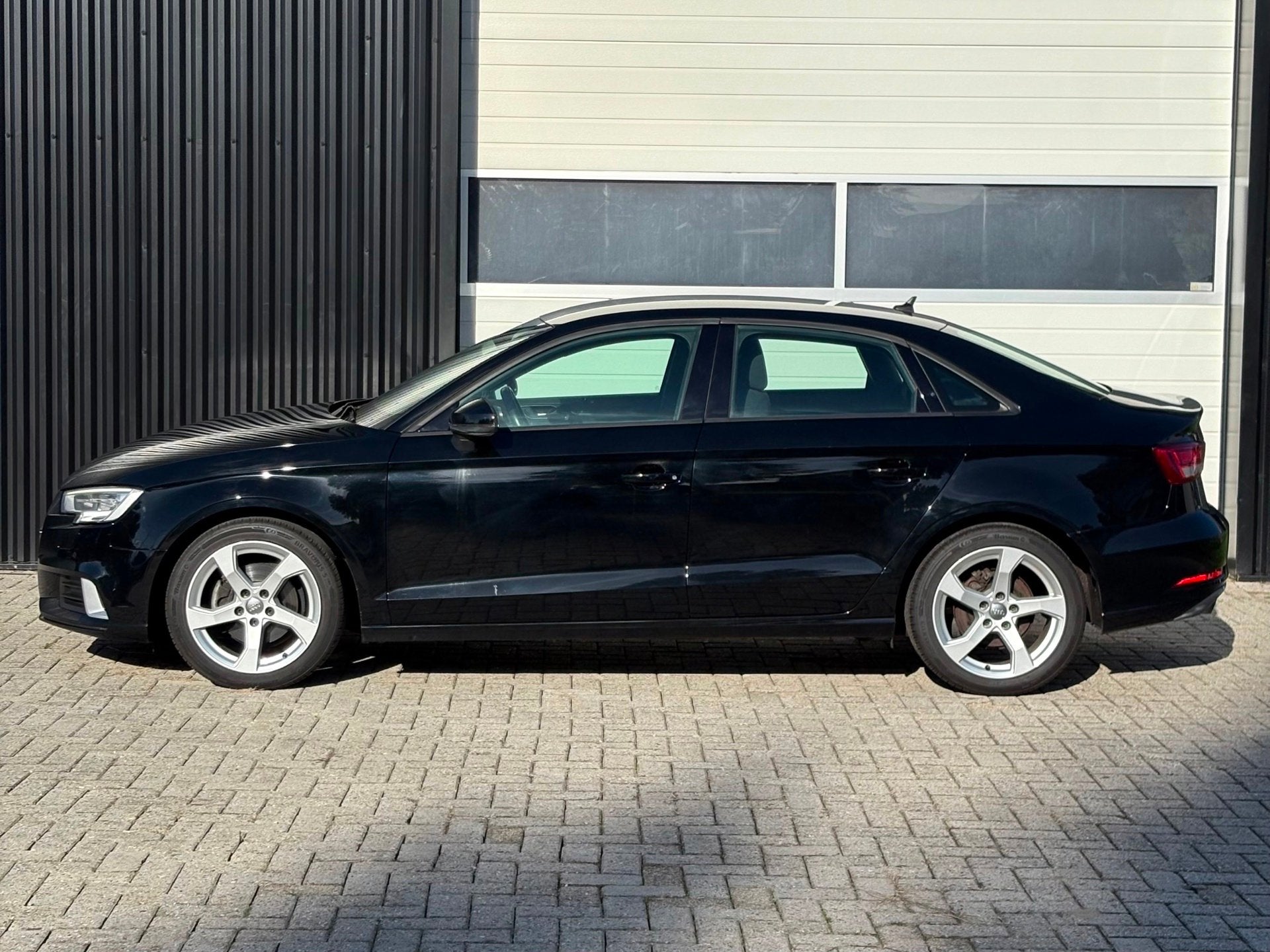 Audi A3 Limousine 30 TFSI Pro Line, Auto's, Dealer onderhouden, Stof, Gebruikt, Zwart