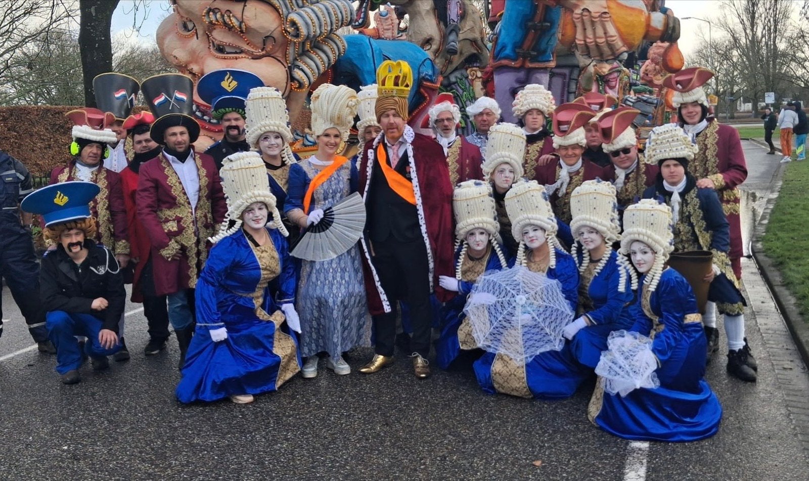 Loopgroep eventueel met koets,paarden en politiemotor, Kleding | Dames, Carnavalskleding en Feestkleding, Ophalen, Carnaval, Maat 42/44 (L)