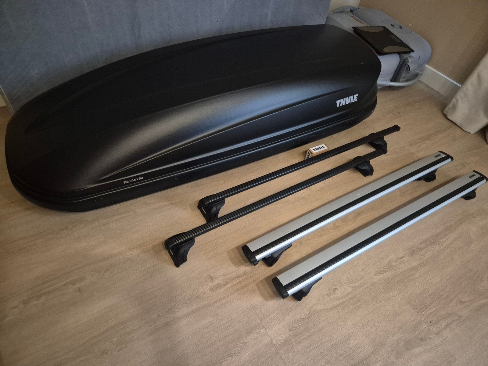 Te huur: Thule Pacific 780 Dakkoffer met dakdragers, Auto diversen, Ophalen, Zo goed als nieuw