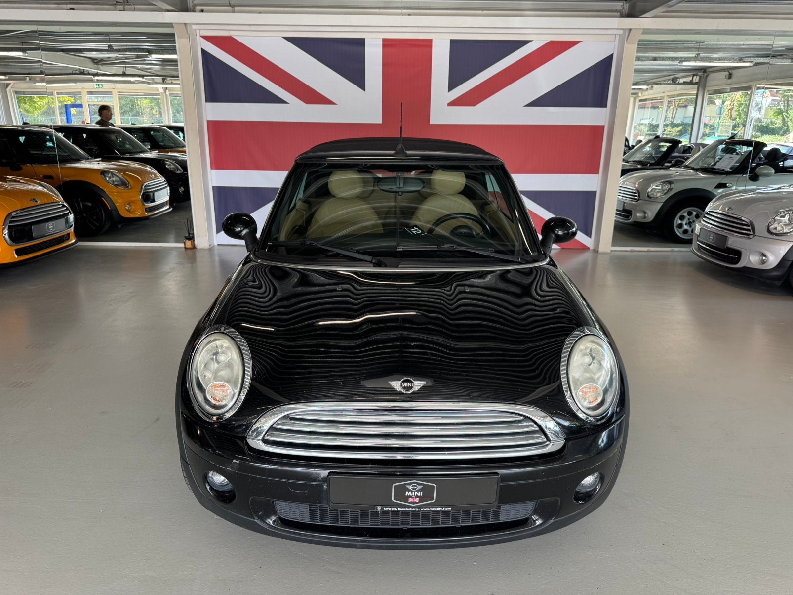 Mini Cabrio 1.6 120pk 2009 Zwart ( 3 MAANDEN GARANTIE ), Auto's, Beige, 4 cilinders, Cabriolet, 4 stoelen