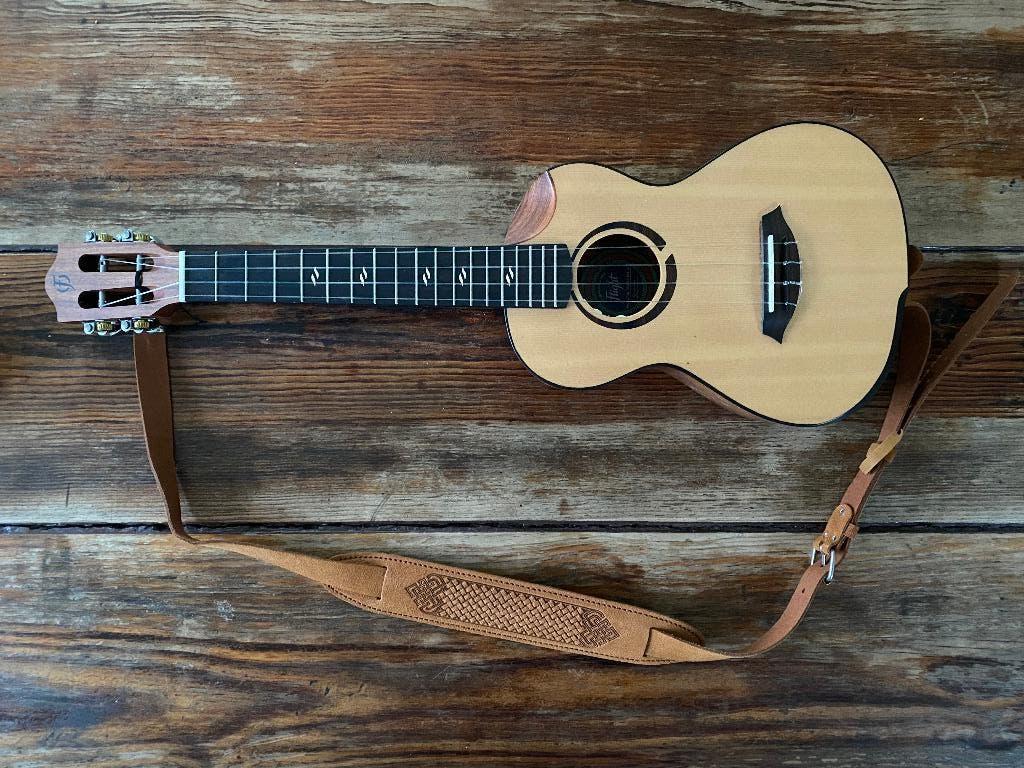 Ukelele Flight Victoria CEQ-A Tenor + gigbag + schouderriem, Ophalen of Verzenden, Zo goed als nieuw, Overige typen
